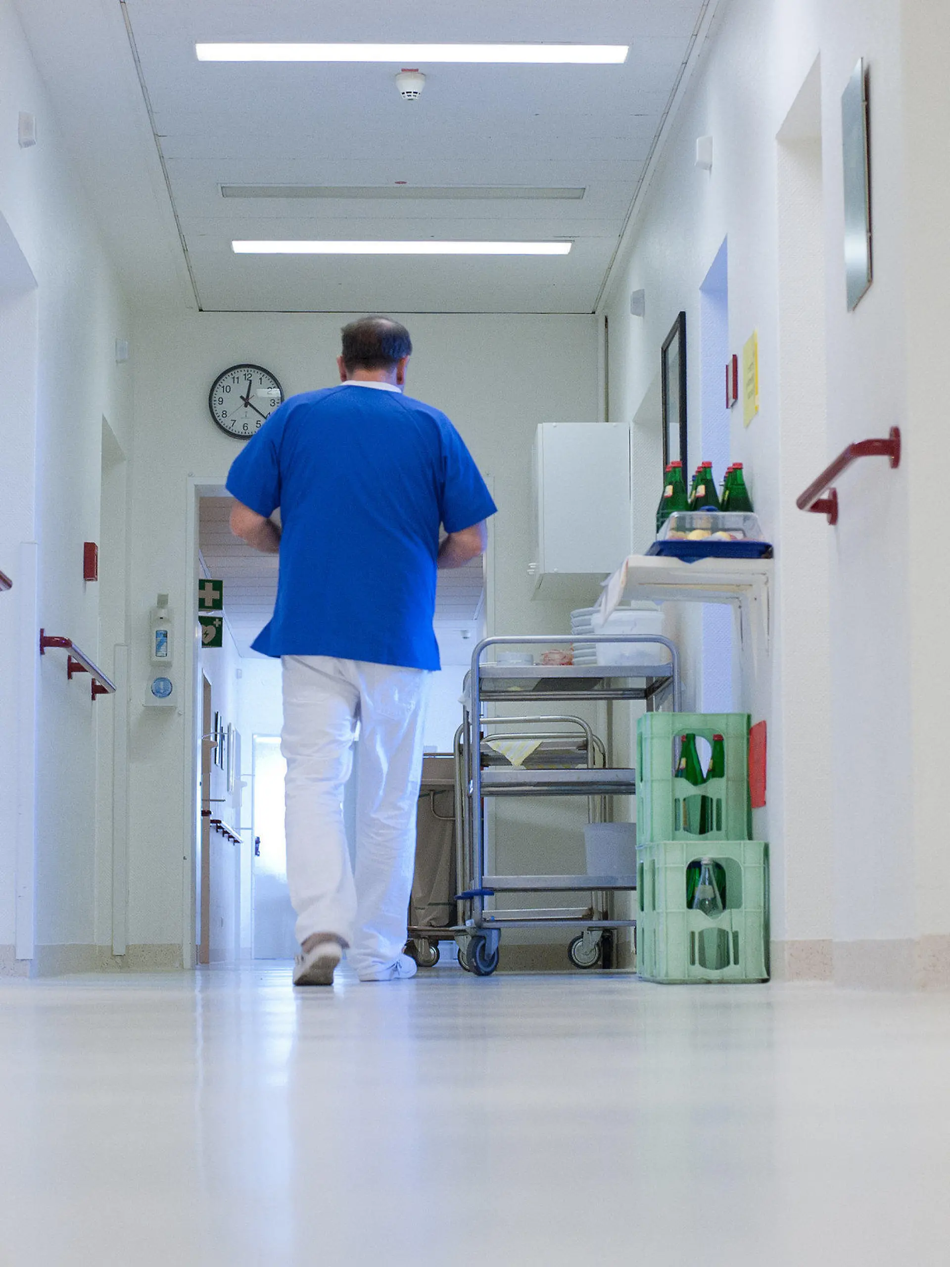 ARCHIV - Ein Krankenpfleger geht am 22.11.2012 über einen Flur im Krankenhaus von Salzhausen (Niedersachsen).Die Techniker Krankenkasse schlägt eine Zentralisierung und Spezialisierung von Kliniken vor. Foto: Philipp Schulze/dpa (zu lni "Techniker Krankenkasse will Zentralisierung von Krankenhäusern" vom 29.10.2014) +++(c) dpa - Bildfunk+++