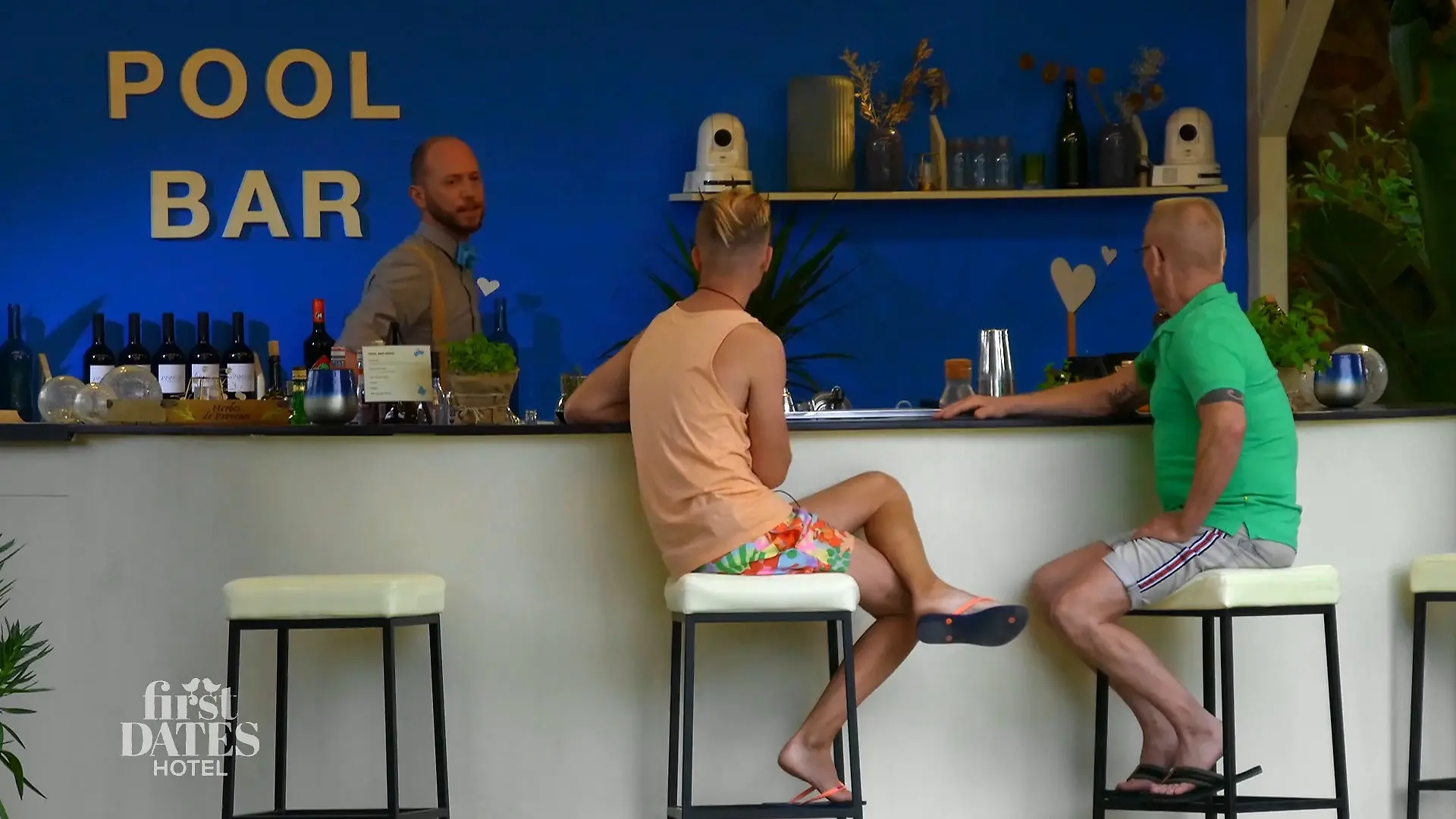 Vater und Sohn gemeinsam im Hotel Für Dates