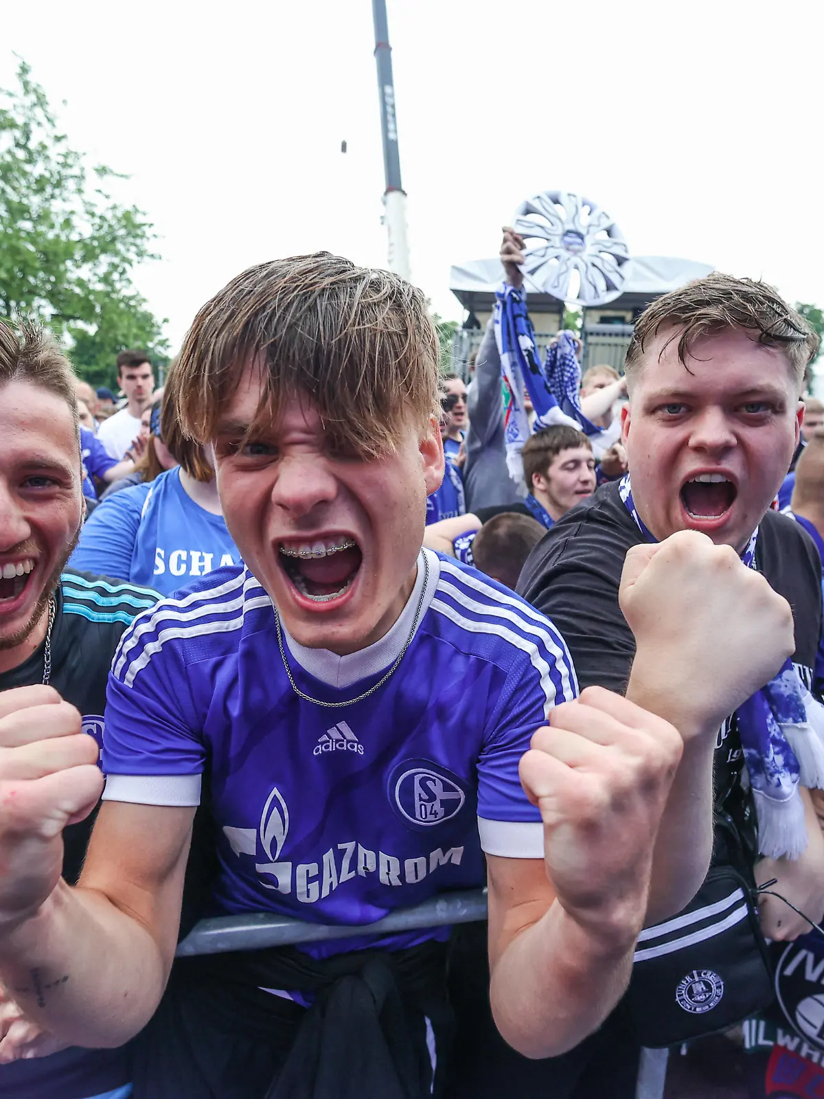 16.05.2022, Fussball, Saison 2021/2022, 2. Bundesliga, Aufstiegsfeier des FC Schalke 04, Fans des FC Schalke 04 feiern gemeinsam mit der Mannschaft den Aufstieg in die 1. Bundesliga. Gelsenkirchen Veltins Arena NRW Deutschland xRHR-FOTOx *** 16 05 2022, Football, 2021 2022 season, 2 Bundesliga, FC Schalke 04 promotion celebration, FC Schalke 04 fans celebrate promotion to the 1 Bundesliga Gelsenkirchen Veltins Arena NRW Germany xRHR PHOTOx together with the team. 