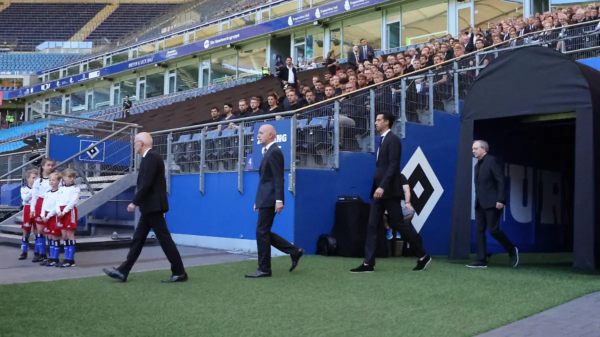 10.08.2022, Hamburg: Fußball: Hamburger SV, Trauerfeier für Uwe Seeler im Volksparkstadion. Die Trauerredner Peter Tschentscher, Erster Bürgermeister der Stadt Hamburg (l-r), Bernd Neuendorf, Präsident des Deutschen Fußballbundes (DFB), Jonas Boldt, Mitglied im Vorstand des Hamburger SV und Oliver Dittrich, Comedian und Freund der Famile Seeler kommen ins Stadion. Foto: Christian Charisius/dpa Pool/dpa +++ dpa-Bildfunk +++