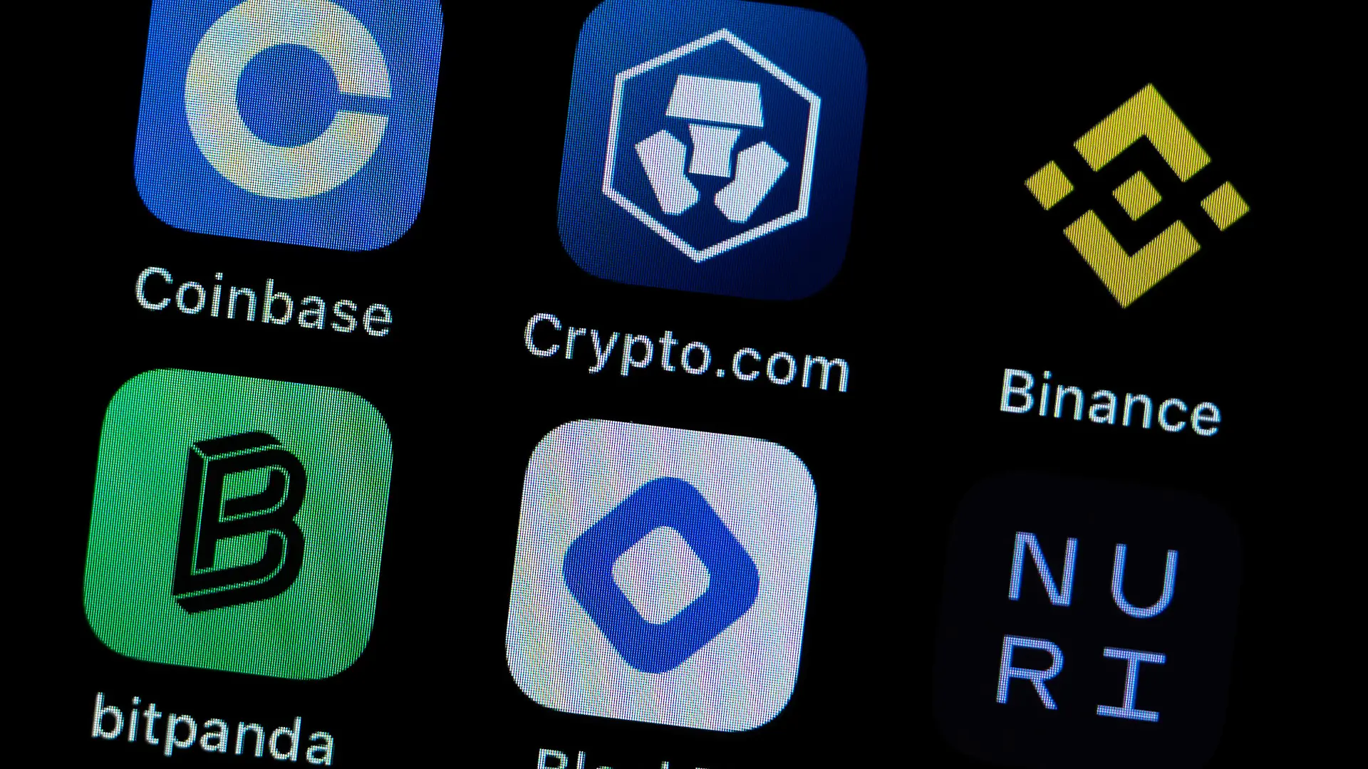 Die Applikation Apps der Kryptowährungs Börsen Coinbase, Crypto.com, Binance, bitpanda, BlockFi und Nuri sind auf dem Display eines iPhone SE zu sehen. Bei zahlreichen Kryptowährungs-Firmen werden Mitarbeiter entlassen. Rottweil Baden-Württemberg Deutschland *** The application apps of cryptocurrency exchanges Coinbase, Crypto com, Binance, bitpanda, BlockFi and Nuri are seen on the display of an iPhone SE At numerous cryptocurrency firms, employees are laid off Rottweil Baden Württemberg Germany