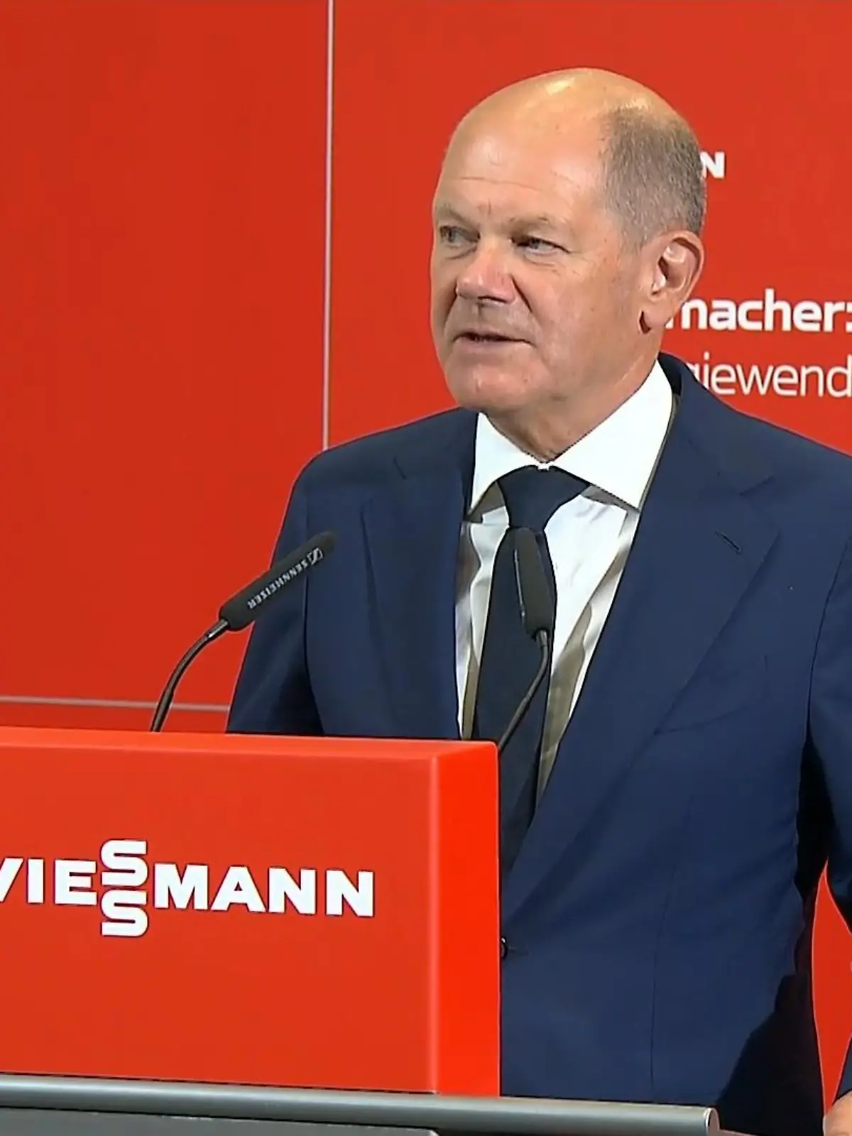 Für Bundeskanzler Olaf Scholz (SPD) ist die Energiewende zentral für eine sichere, umweltverträgliche und wirtschaftlich erfolgreiche Zukunft. Deshalb besuchte er am Dienstagnachmittag den hessischen Heiz-und Klimatechnik-Hersteller Viessmann in Allendorf (Eder). Das Unternehmen setzt bei Heizungen auf Wärmepumpen, die eine Schlüsselrolle beim Kampf gegen den Klimawandel spielen. In den kommenden Jahren sollen sie zahlreiche Anlagen mit fossilen Brennstoffen ablösen.