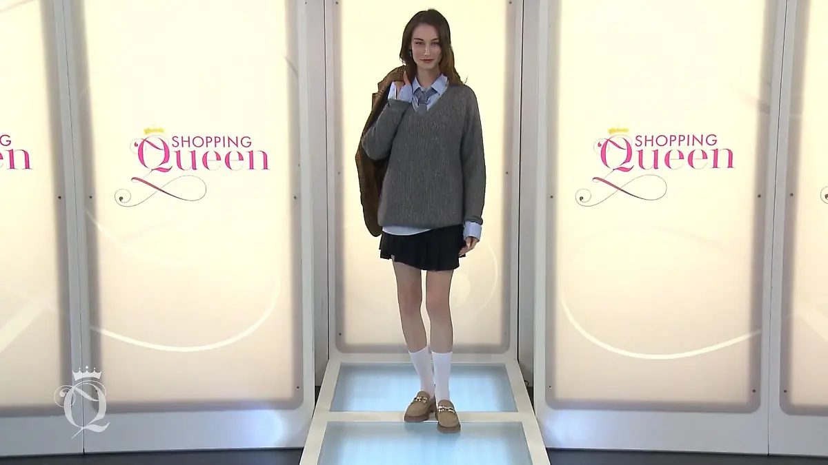 Felize in Rock und Strickpullover Catwalk