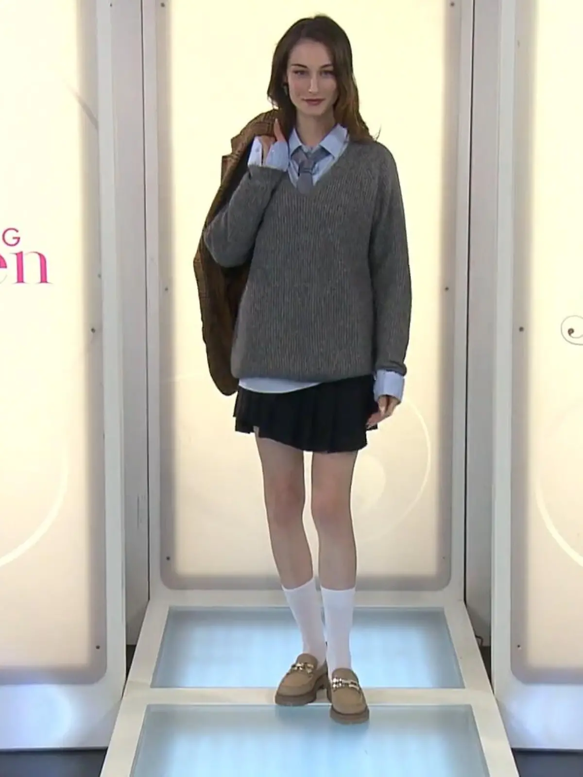 Bild zu: "Felize in Rock und Strickpullover"