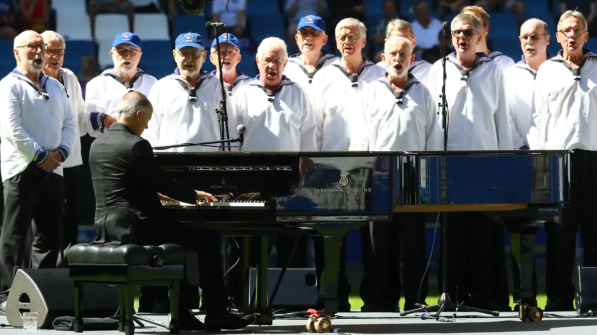 Joja Wendt und der Seemannschor Hamburg bei der Trauerfeier für Uwe Seeler im Hamburger Volksparkstadion
/ 100822
*** Memorial for Uwe Seeler at the Volkspark Stadium, Hamburg, Germany - 10 Aug 2022 ***