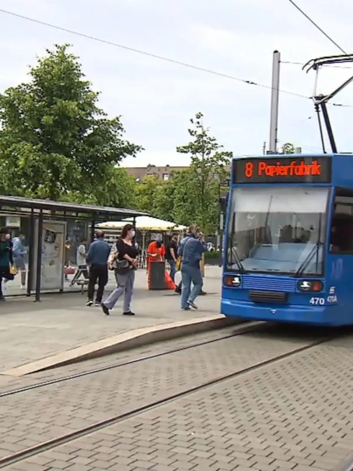 Die letzten drei Monate war Bahnfahren so günstig wie noch nie – mit dem 9-Euro-Ticket. Doch damit ist ab September Schluss, denn das Angebot läuft aus. Bisher wurde das Ticket super angenommen, doch kam es durch das hohe Aufkommen teilweise zu überfüllten Zügen, Verspätungen oder Ausfällen. Wegen der hohen Nachfrage bei der Deutschen Bahn und den öffentlichen Verkehrsmitteln steht die große Frage im Raum: Wie geht es jetzt weiter?