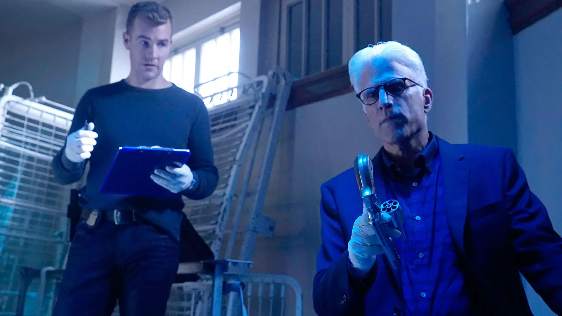 Elijah Mundo (James Van Der Beek, l.) und D.B. Russell (Ted Danson) hoffen am Tatort eine vielversprechende Spur zu finden, die sie zu dem brutalen Mörder mit dem Decknamen "Python" führt. 