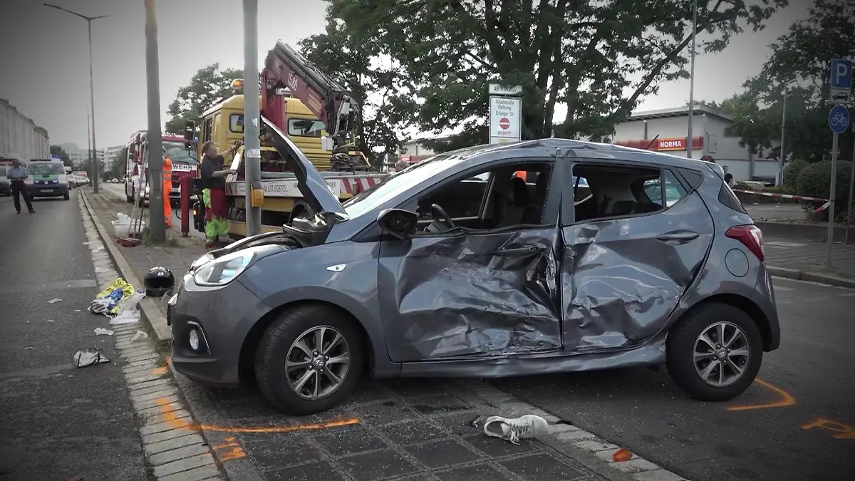 Dieser schlimme Unfall bei Nürnberg lockte einen schlimmen Gaffer an.