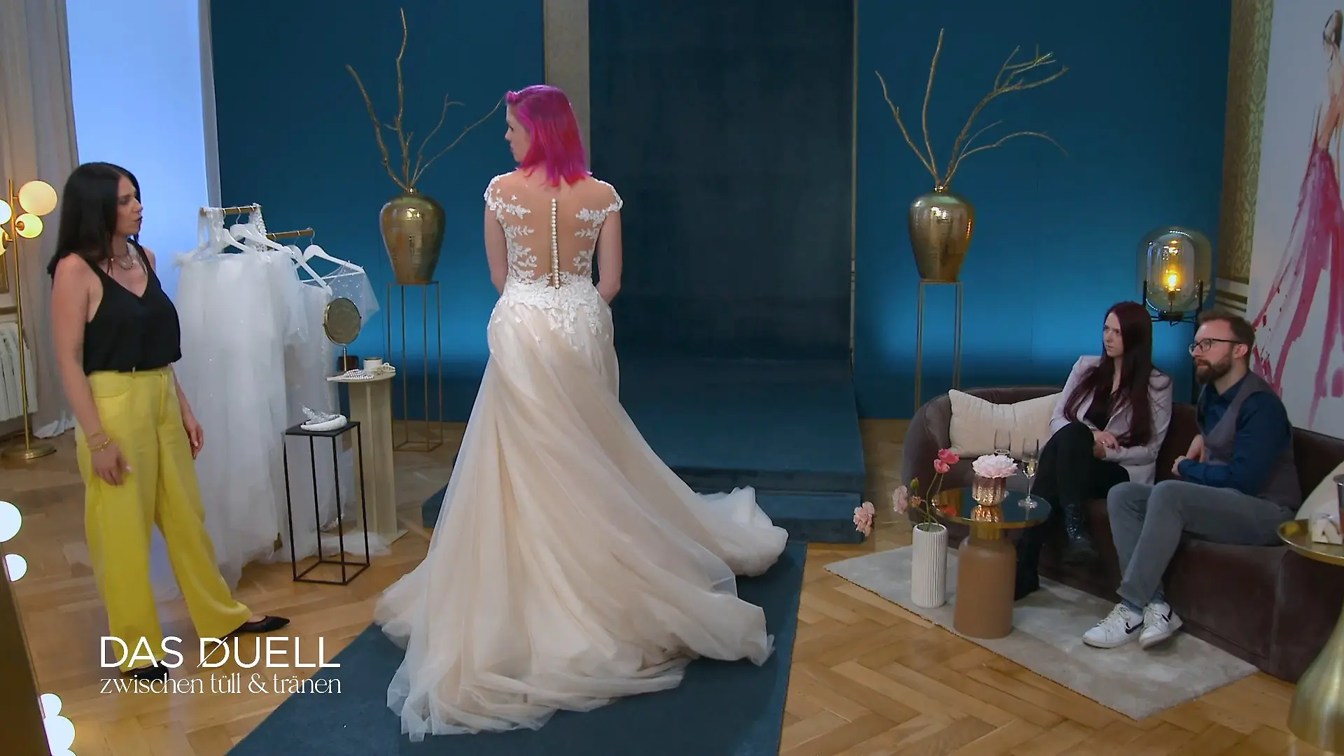 Wird es doch das "Standard"-Kleid? Loraine ist schockiert