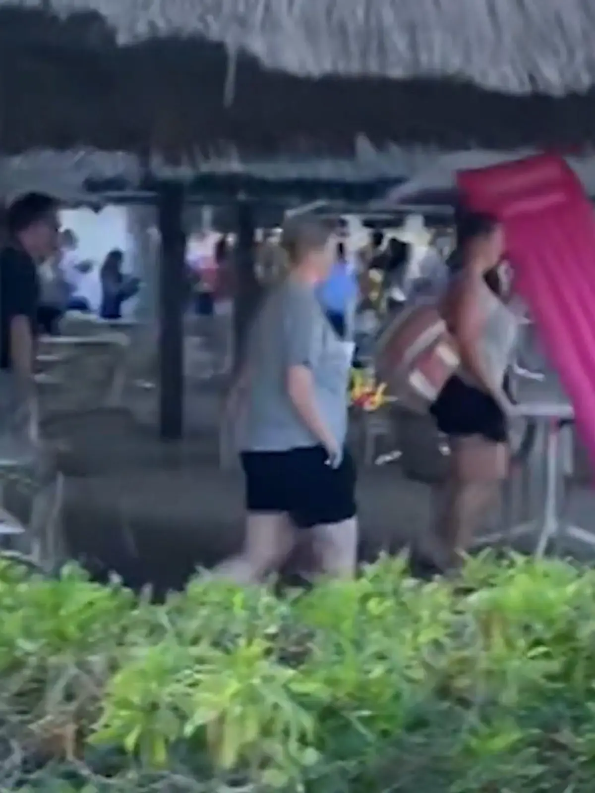 Schon wieder Urlaubsbilder, die so gar nicht nach Entspannung aussehen: Im Kampf um die Liegen am Pool wird nicht nur früh aufgestanden, sondern auch schnell losgerannt ...