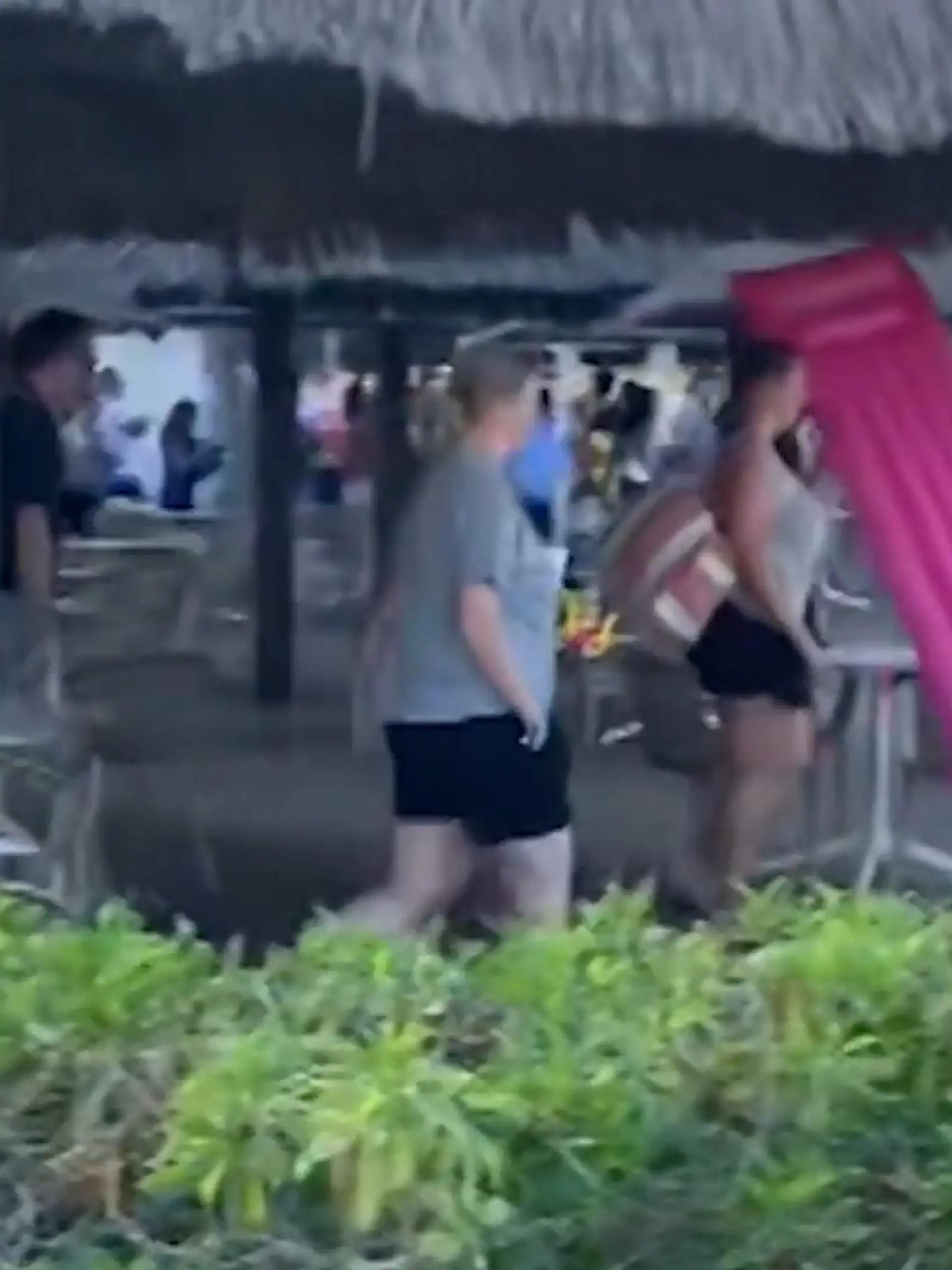 Schon wieder Urlaubsbilder, die so gar nicht nach Entspannung aussehen: Im Kampf um die Liegen am Pool wird nicht nur früh aufgestanden, sondern auch schnell losgerannt ...