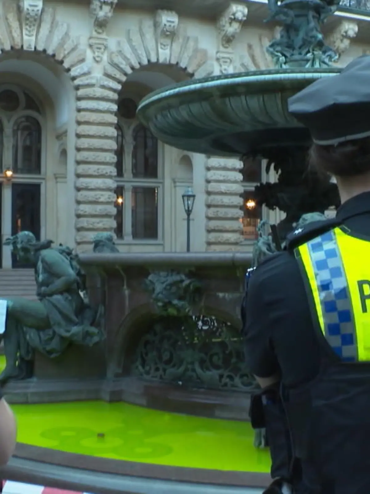 Neongrün leuchtet das Wasser in mehreren Brunnen in Hamburg. Auch der Brunnen im Hof des Rathauses ist betroffen. Auf dem Boden vor den Fontänen steht mit großen Buchstaben: „LNG –Leider Nicht Grün“.
Wie die Brunnen in Hamburg aussehen, sehen Sie im Video.