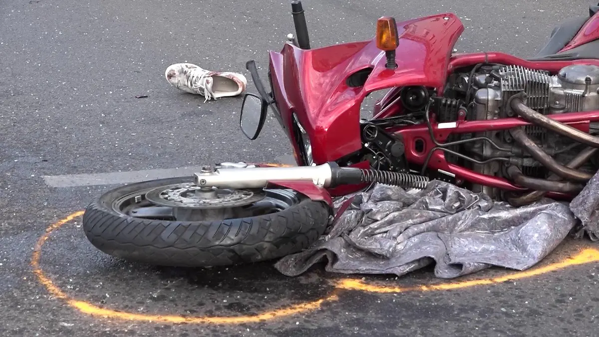 Der Biker kommt schwer verletzt ins Krankenhaus.
