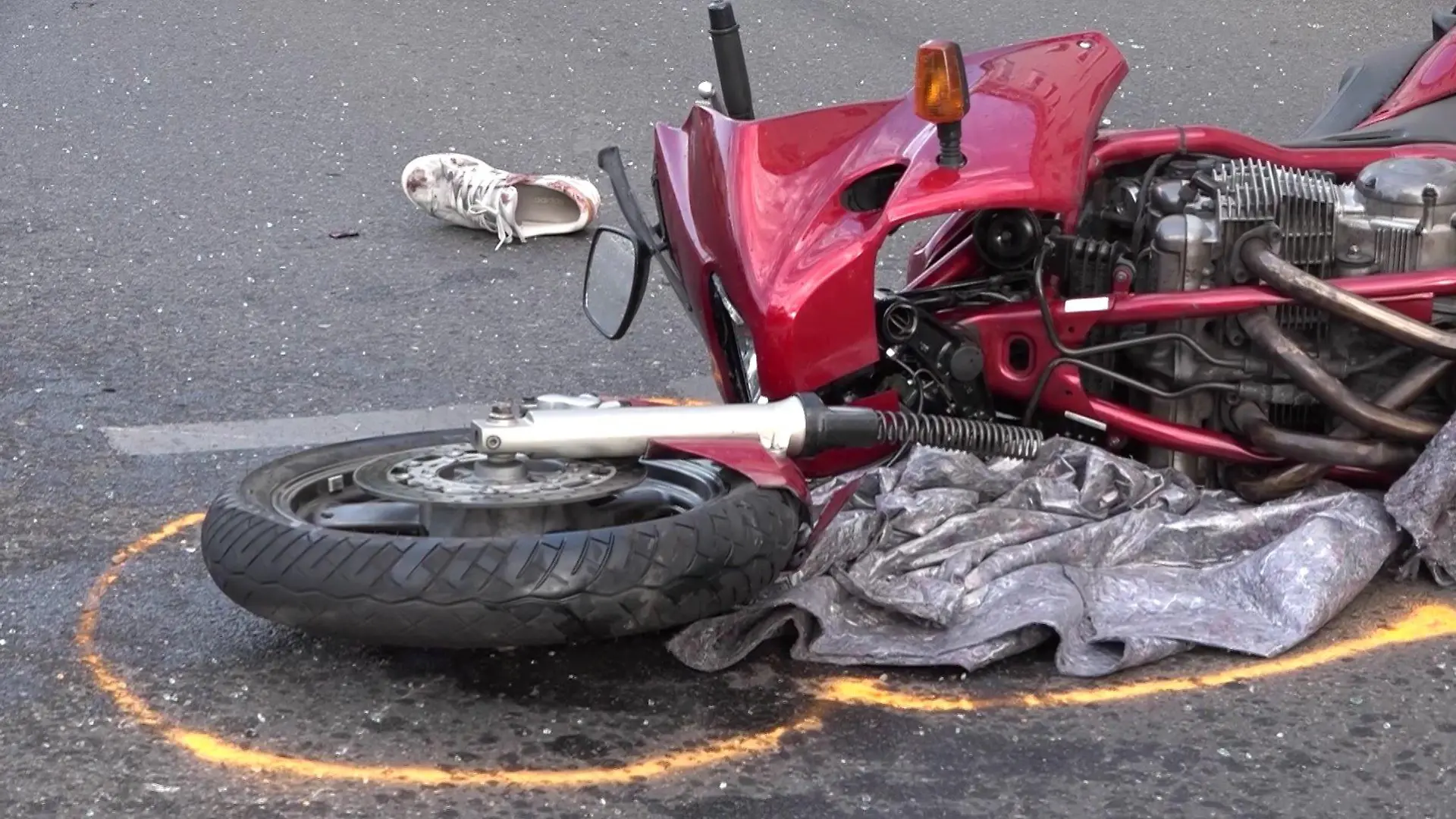 Der Biker kommt schwer verletzt ins Krankenhaus.