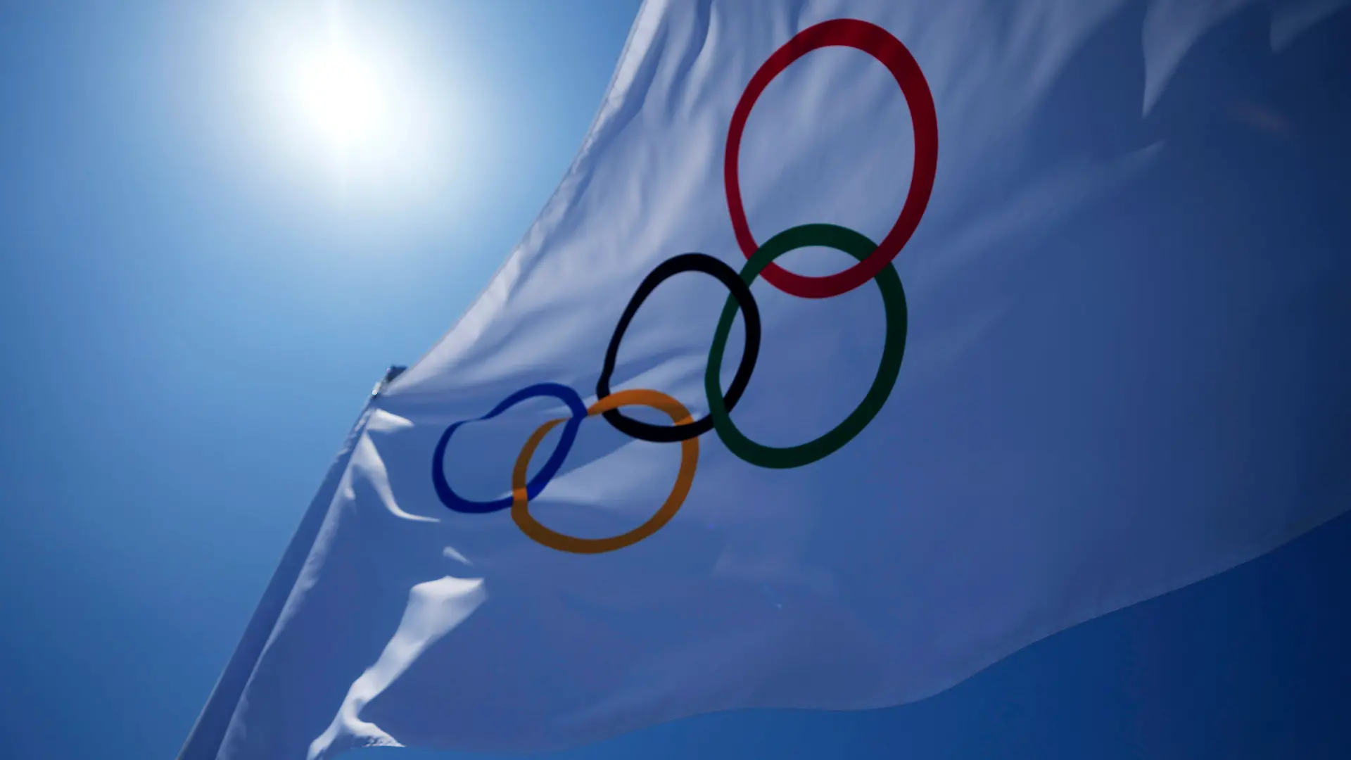 19.07.2021, Japan, Tokio: Eine olympische Flagge weht über der Tribüne des Ariake Tennis Center . Die Olympischen Spiele 2020 Tokio finden vom 23.07.2021 bis zum 08.08.2021 statt. Foto: Kiichiro Sato/AP/dpa +++ dpa-Bildfunk +++