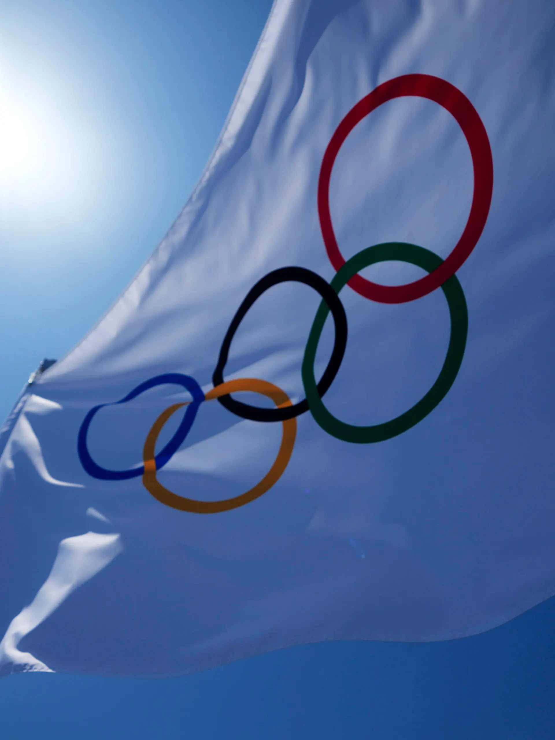 19.07.2021, Japan, Tokio: Eine olympische Flagge weht über der Tribüne des Ariake Tennis Center . Die Olympischen Spiele 2020 Tokio finden vom 23.07.2021 bis zum 08.08.2021 statt. Foto: Kiichiro Sato/AP/dpa +++ dpa-Bildfunk +++