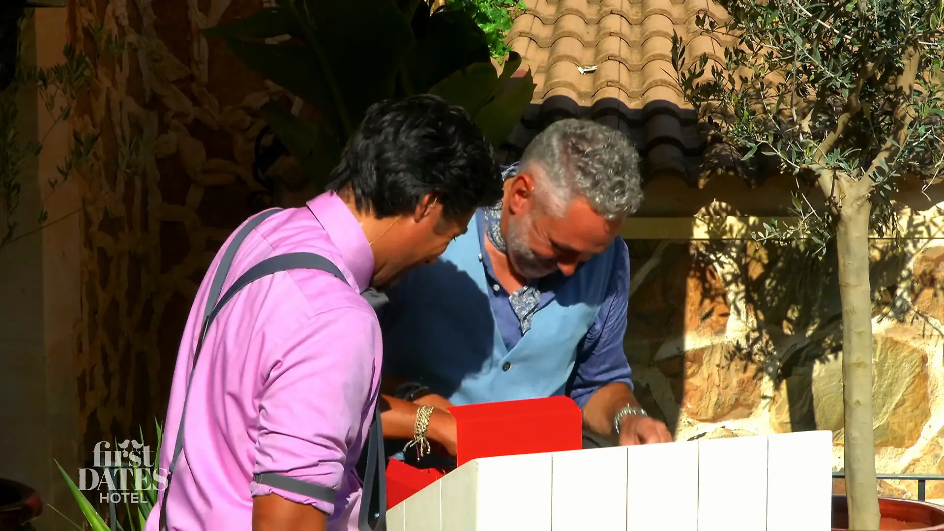 Roland macht sich über Geschenke her Teilen Fehlanzeige