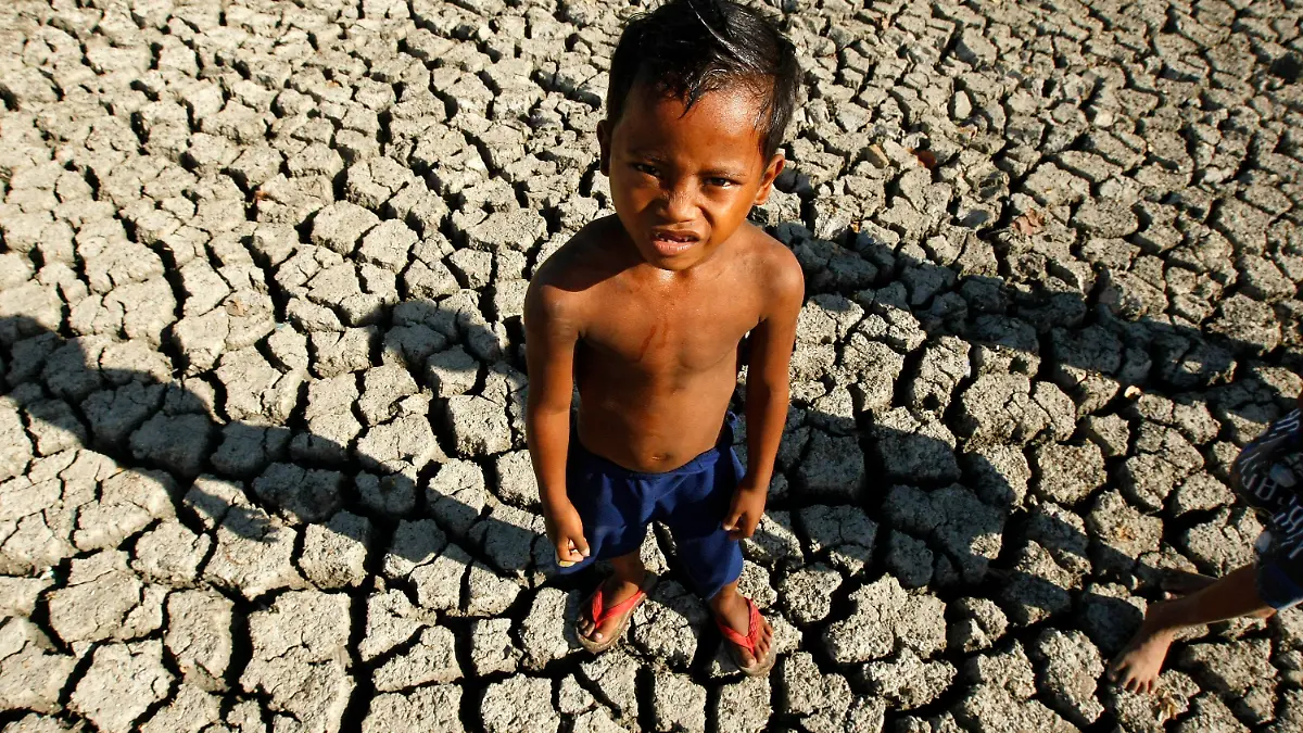 FILE - A Filipino boy plays in a dried fish pond bed at the outskirt of Paranaque City, south of Manila, Philippines, 06 March 2010. EPA/FRANCIS R. MALASIG  (zu dpa 
"Große Mehrheit der Weltbevölkerung will Klimaabkommen" vom 05.11.2015) +++(c) dpa - Bildfunk+++
