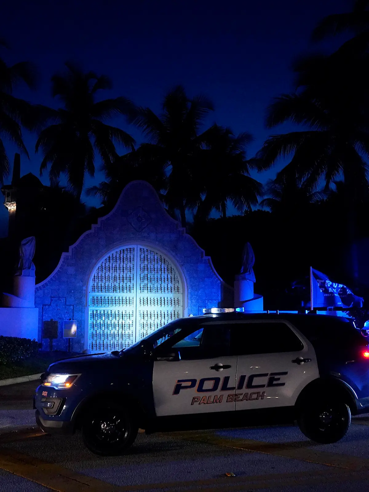 08.08.2022, USA, Palm Beach: Polizisten stehen vor dem Eingang des Mar-a-Lago-Anwesens des ehemaligen Präsidenten Trump. Die Bundespolizei FBI hat nach Angaben von Ex-US-Präsident Trump dessen Anwesen in Mar-a-Lago im US-Bundesstaat Florida durchsucht. Foto: Wilfredo Lee/AP/dpa +++ dpa-Bildfunk +++