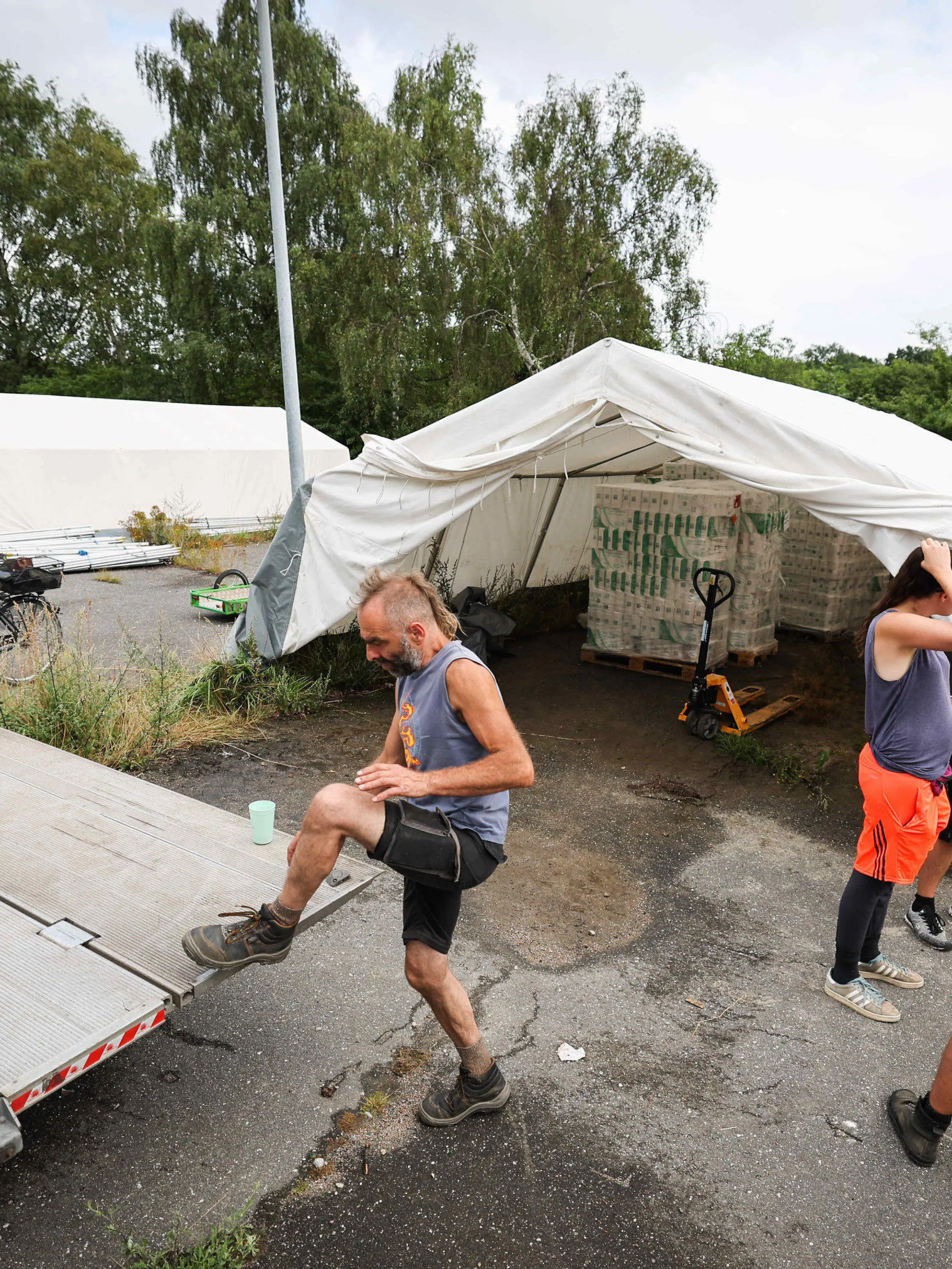 05.08.2022, Hamburg: Aktivistinnen und Aktivisten bauen ein Protestcamp verschiedener Umweltgruppen am Volkspark auf. Vom 09. August an sollen auf dem Gelände am Altonaer Volkspark bis zu 6000 Menschen eine Woche lang für mehr Klimaschutz demonstrieren. Zum ·System Change Camp· aufgerufen hat ein Bündnis aus mehr als 30 Gruppen. Foto: Christian Charisius/dpa - ACHTUNG: Nur zur redaktionellen Verwendung im Zusammenhang mit der aktuellen Berichterstattung und nur im vollen Ausschnitt zu verwenden. +++ dpa-Bildfunk +++