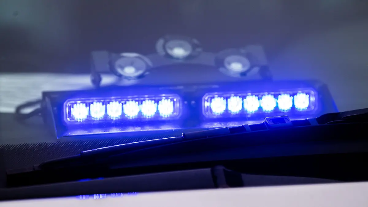 ARCHIV - 08.01.2022, Niedersachsen, Osnabrück: Ein Blaulicht ist unter der Frontscheibe eines Einsatzfahrzeugs der Polizei angebracht. Mehr als 3000 Notrufe sind im vergangenen Jahr durchschnittlich an einem Tag bei der niedersächsischen Polizei eingegangen. (zu dpa «Mehr als 3000 Notrufe täglich bei Polizei in 2021») Foto: Lino Mirgeler/dpa +++ dpa-Bildfunk +++