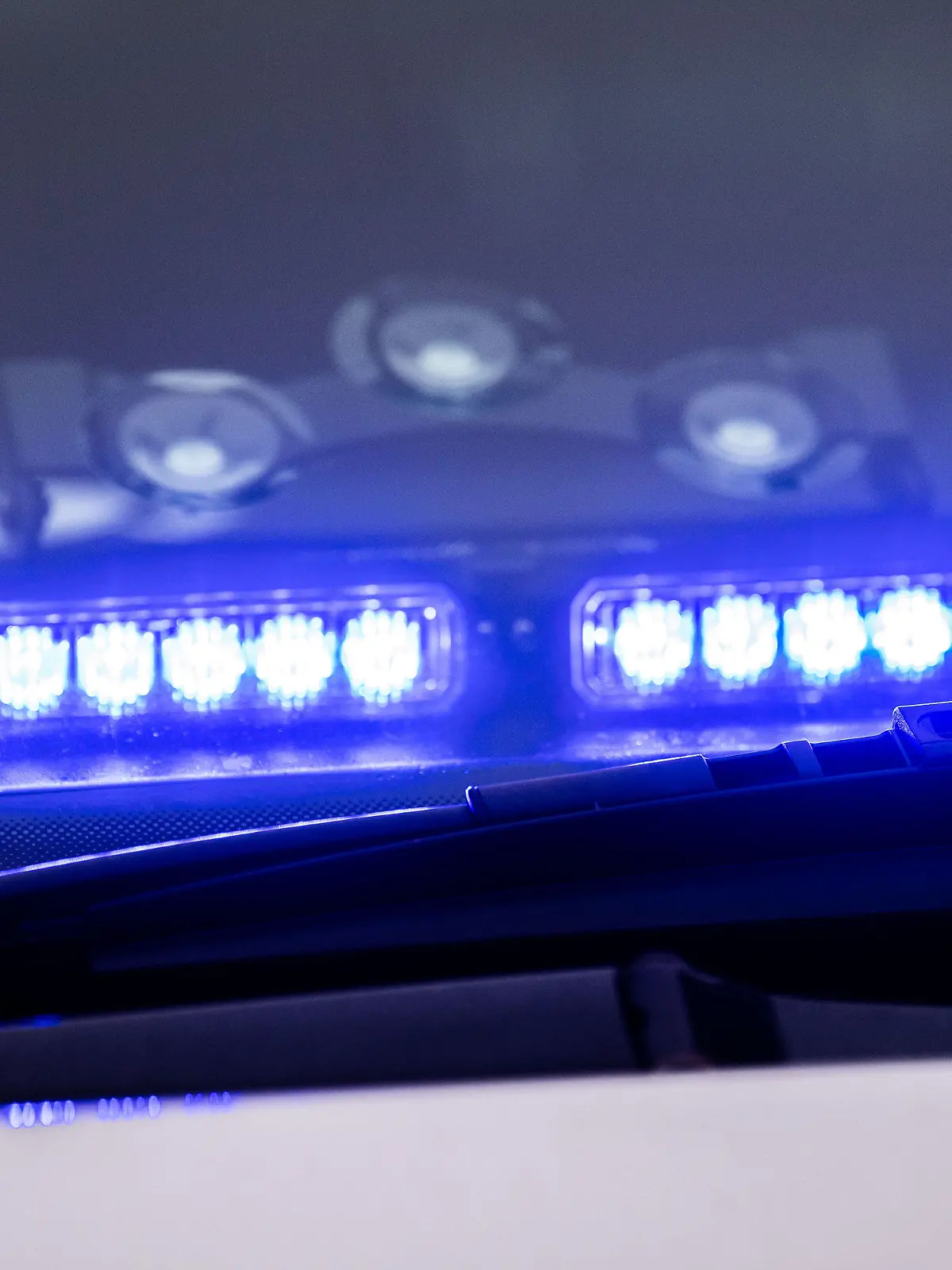 ARCHIV - 08.01.2022, Niedersachsen, Osnabrück: Ein Blaulicht ist unter der Frontscheibe eines Einsatzfahrzeugs der Polizei angebracht. Mehr als 3000 Notrufe sind im vergangenen Jahr durchschnittlich an einem Tag bei der niedersächsischen Polizei eingegangen. (zu dpa «Mehr als 3000 Notrufe täglich bei Polizei in 2021») Foto: Lino Mirgeler/dpa +++ dpa-Bildfunk +++
