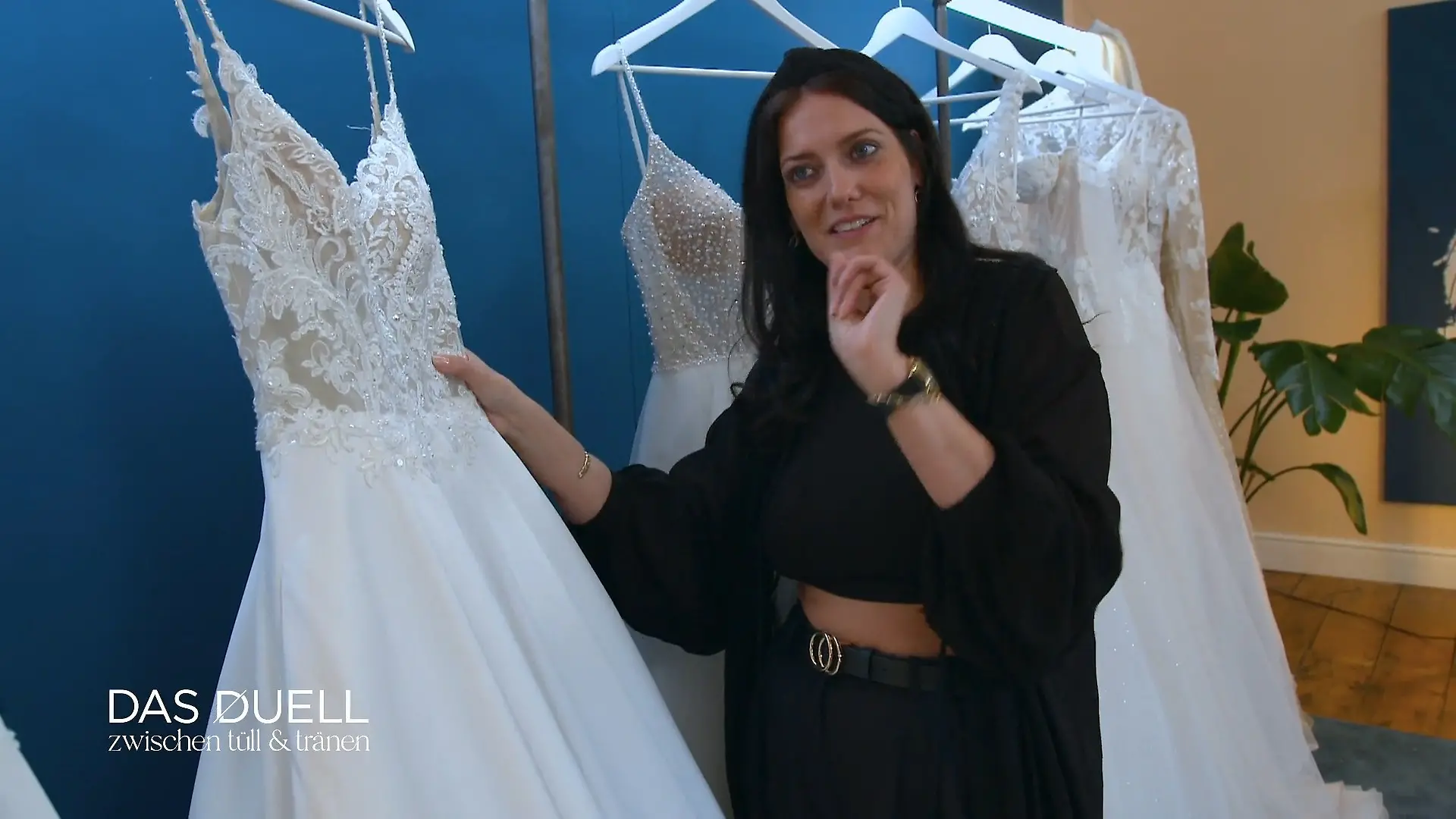 Alisa hat ihr Traumkleid schon angehabt, oder? Elaine räumt ab