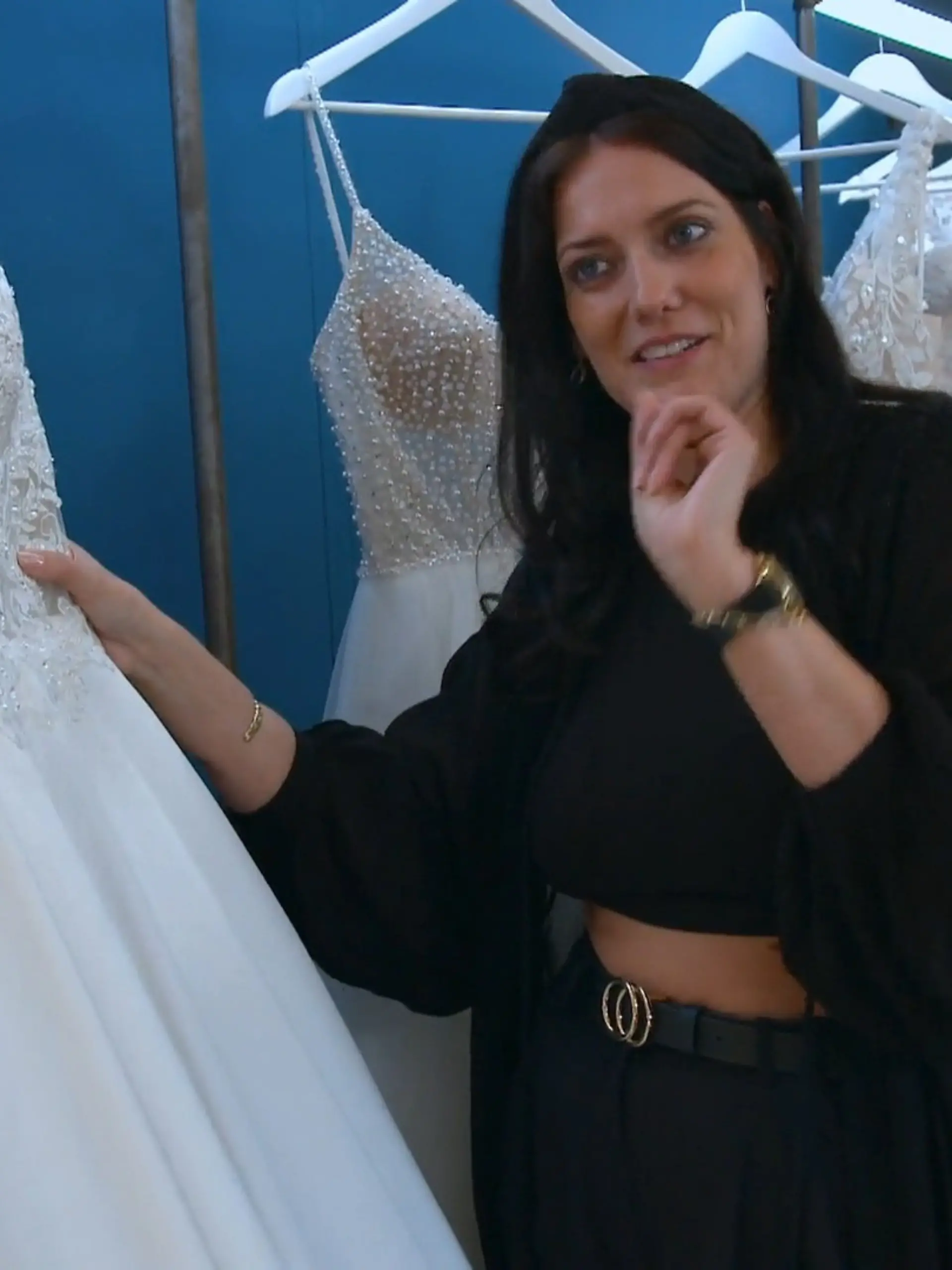Bild zu: "Alisa hat ihr Traumkleid schon angehabt, oder?"