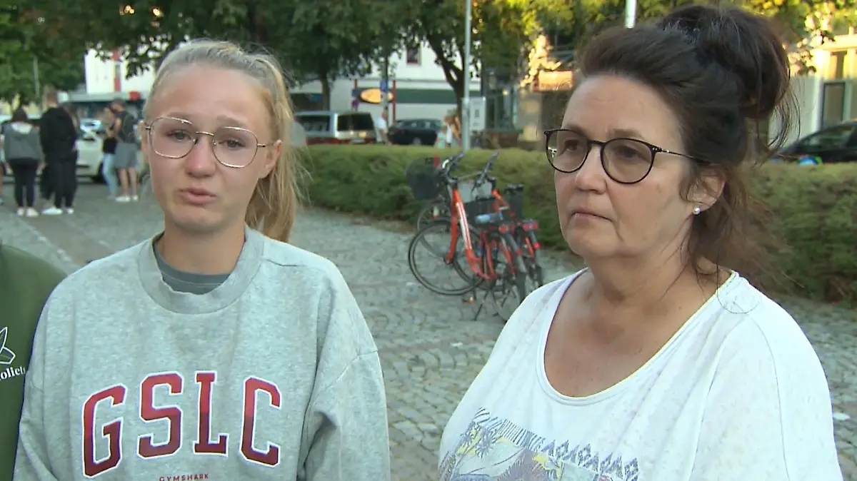 Tobias' Freundin Anna (l.) und seine Mutter (r.) suchen verzweifelt nach dem 25-Jährigen.