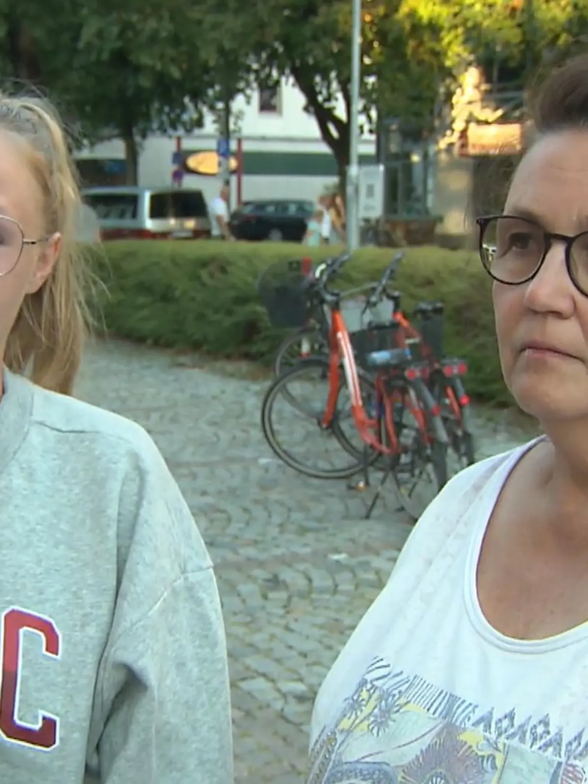 Tobias' Freundin Anna (l.) und seine Mutter (r.) suchen verzweifelt nach dem 25-Jährigen.