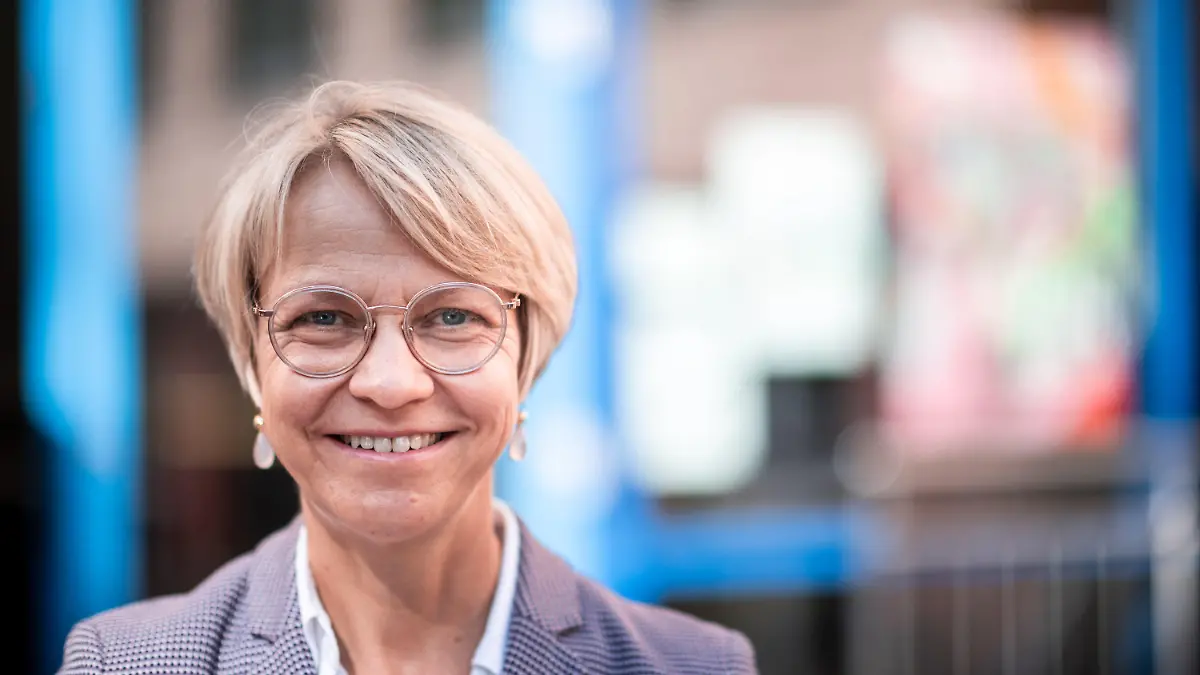 08.08.2022, Nordrhein-Westfalen, Herne: Schulministerin Dorothee Feller (CDU) steht vor der Schule. Zwei Tage vor dem Schulstart in Nordrhein-Westfalen besucht Feller das Haranni-Gymnasium in Herne. Dort will die Ministerin sich ein Bild über die Vorbereitungen der Schulen machen. Foto: Fabian Strauch/dpa +++ dpa-Bildfunk +++