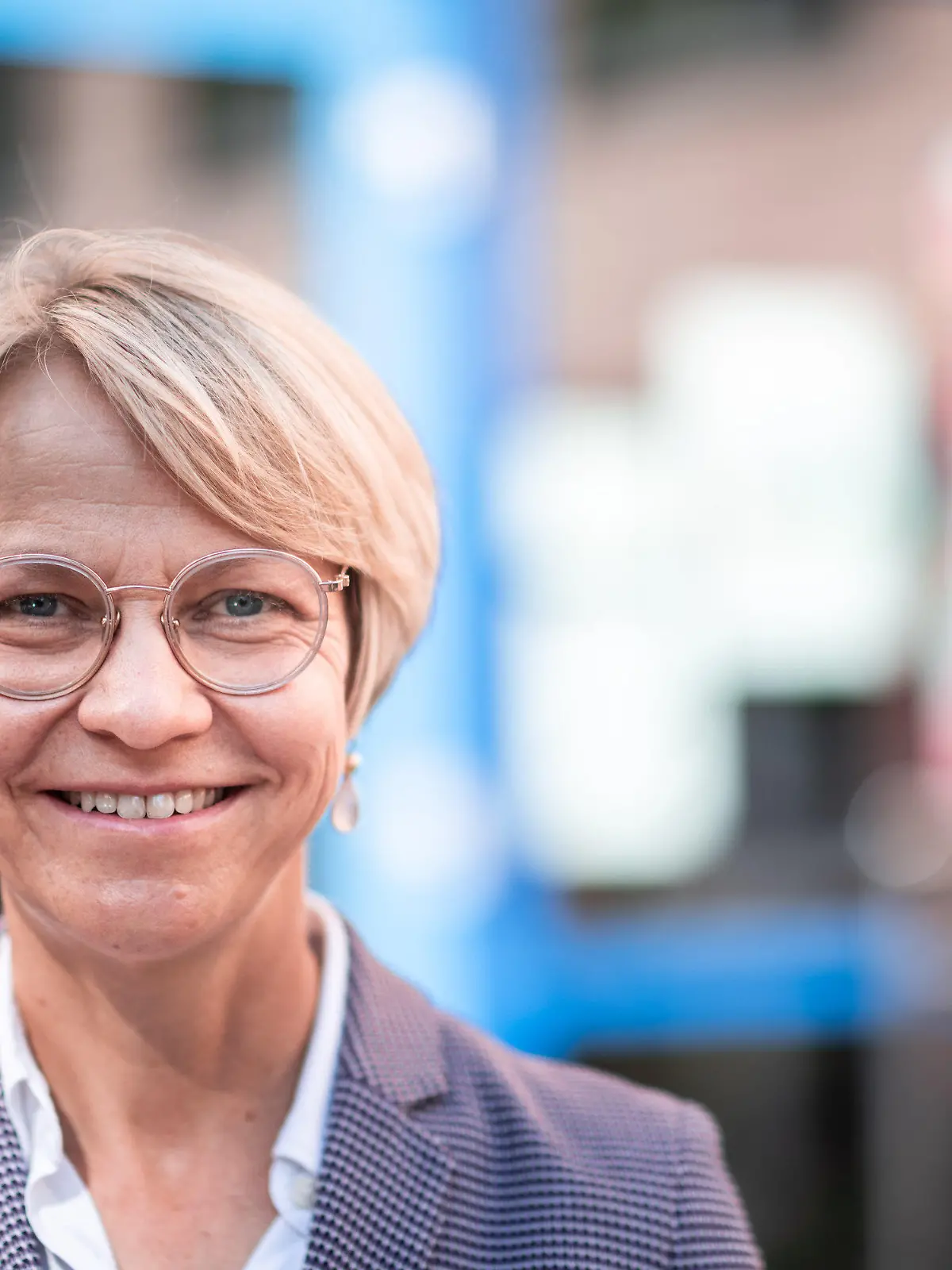 08.08.2022, Nordrhein-Westfalen, Herne: Schulministerin Dorothee Feller (CDU) steht vor der Schule. Zwei Tage vor dem Schulstart in Nordrhein-Westfalen besucht Feller das Haranni-Gymnasium in Herne. Dort will die Ministerin sich ein Bild über die Vorbereitungen der Schulen machen. Foto: Fabian Strauch/dpa +++ dpa-Bildfunk +++