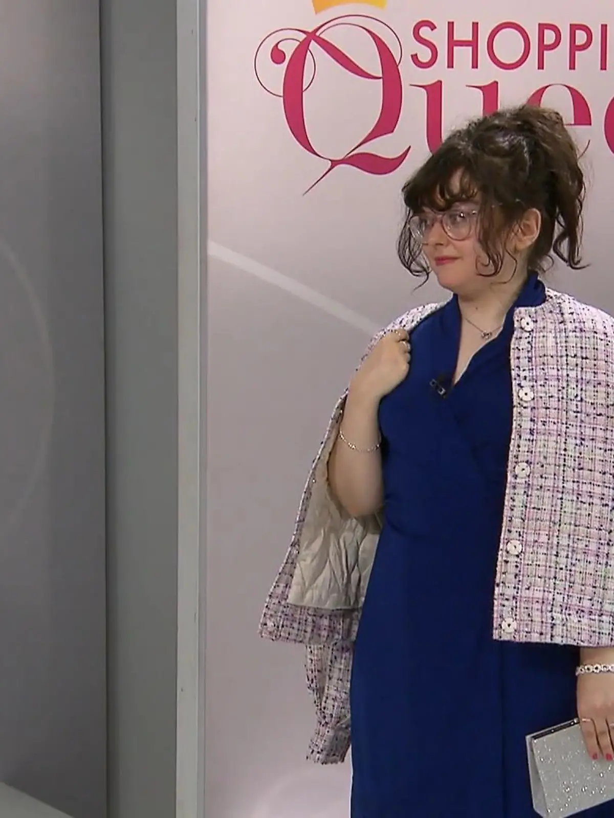 Bild zu: "Eli hängt an ihren Locken"