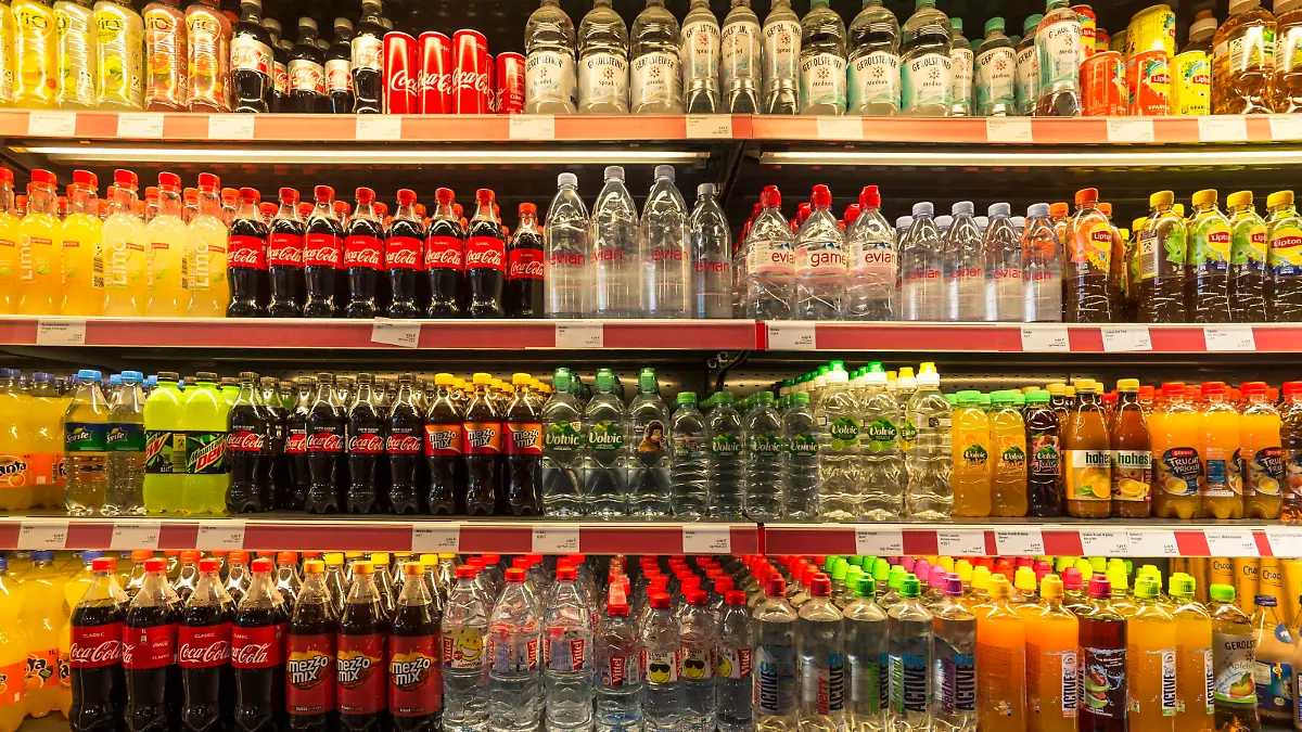 Kühlregal mit Getränkeflaschen in einer Autobahnraststätte, Baden-Württemberg, Deutschland, Europa