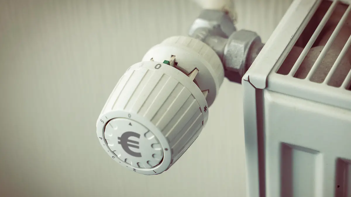 Heizung, Heizko amp 776 rper mit Euro Zeichen auf dem Thermostat Ventil, Kosten fu amp 776 r Storm, Energie und Gas FOTOMONTAGE