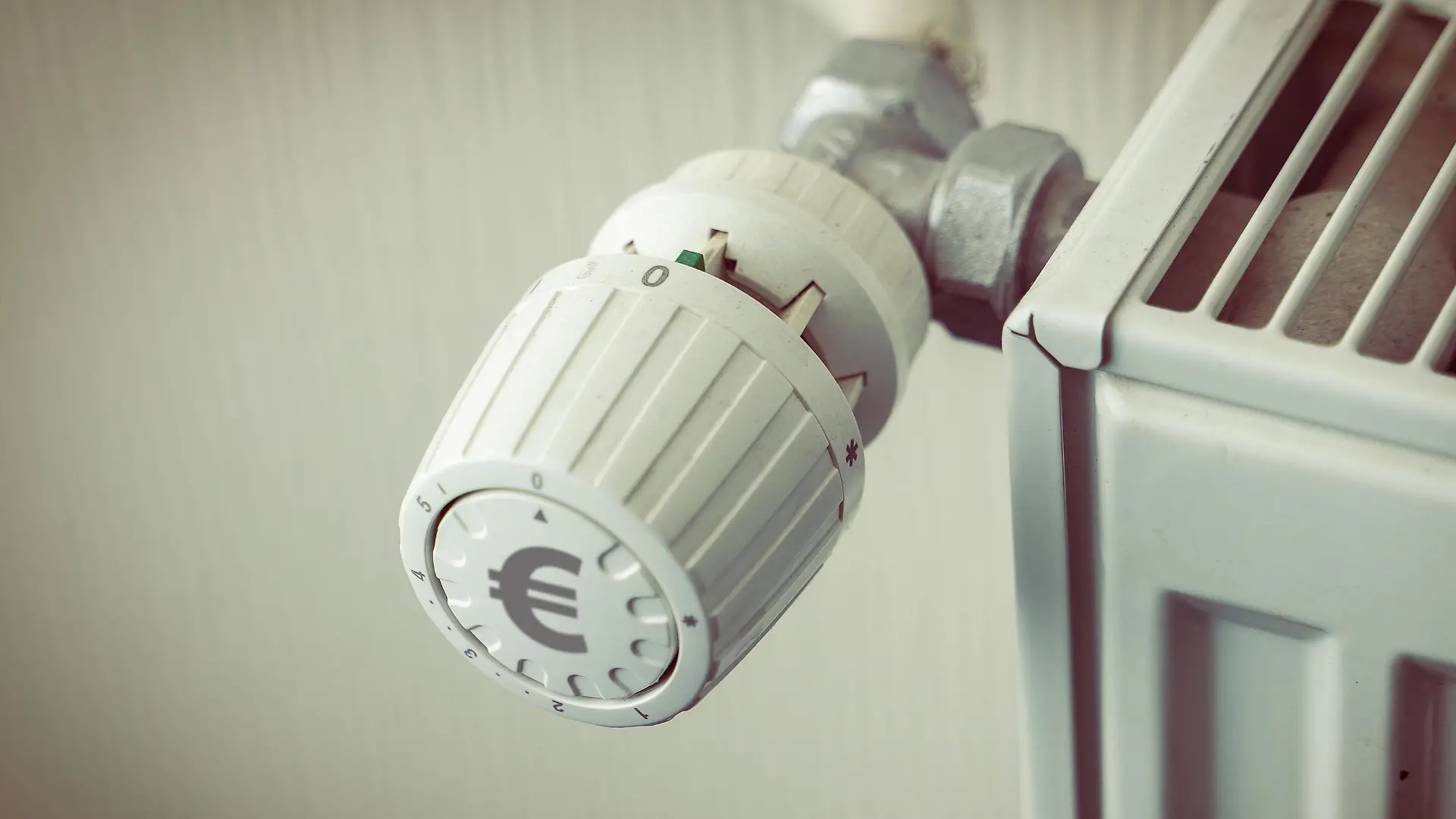 Heizung, Heizko amp 776 rper mit Euro Zeichen auf dem Thermostat Ventil, Kosten fu amp 776 r Storm, Energie und Gas FOTOMONTAGE