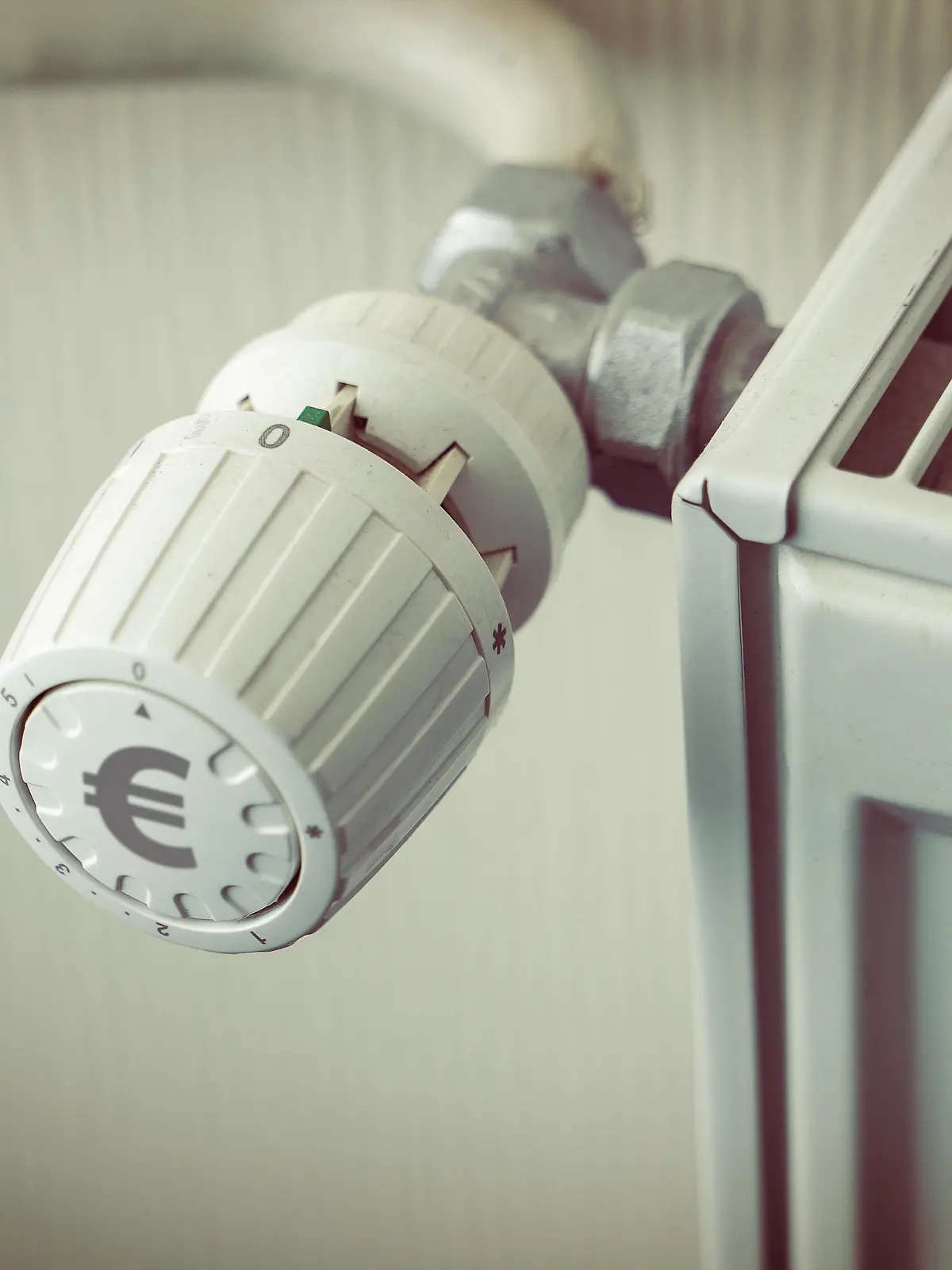 Heizung, Heizko amp 776 rper mit Euro Zeichen auf dem Thermostat Ventil, Kosten fu amp 776 r Storm, Energie und Gas FOTOMONTAGE