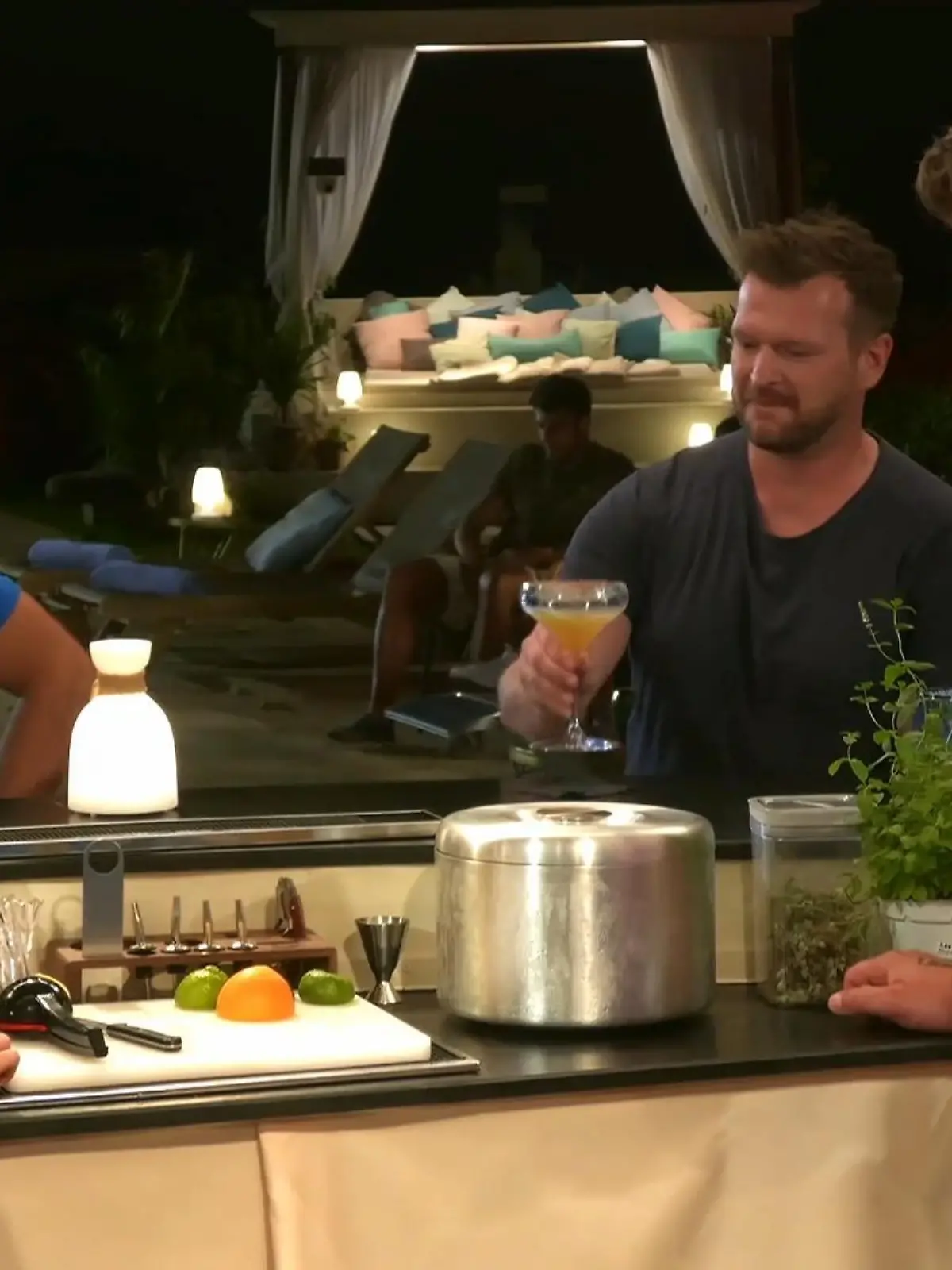 Bild zu: "Max und David entdecken an der Pool-Bar, dass sie beide mit Sina hier waren."