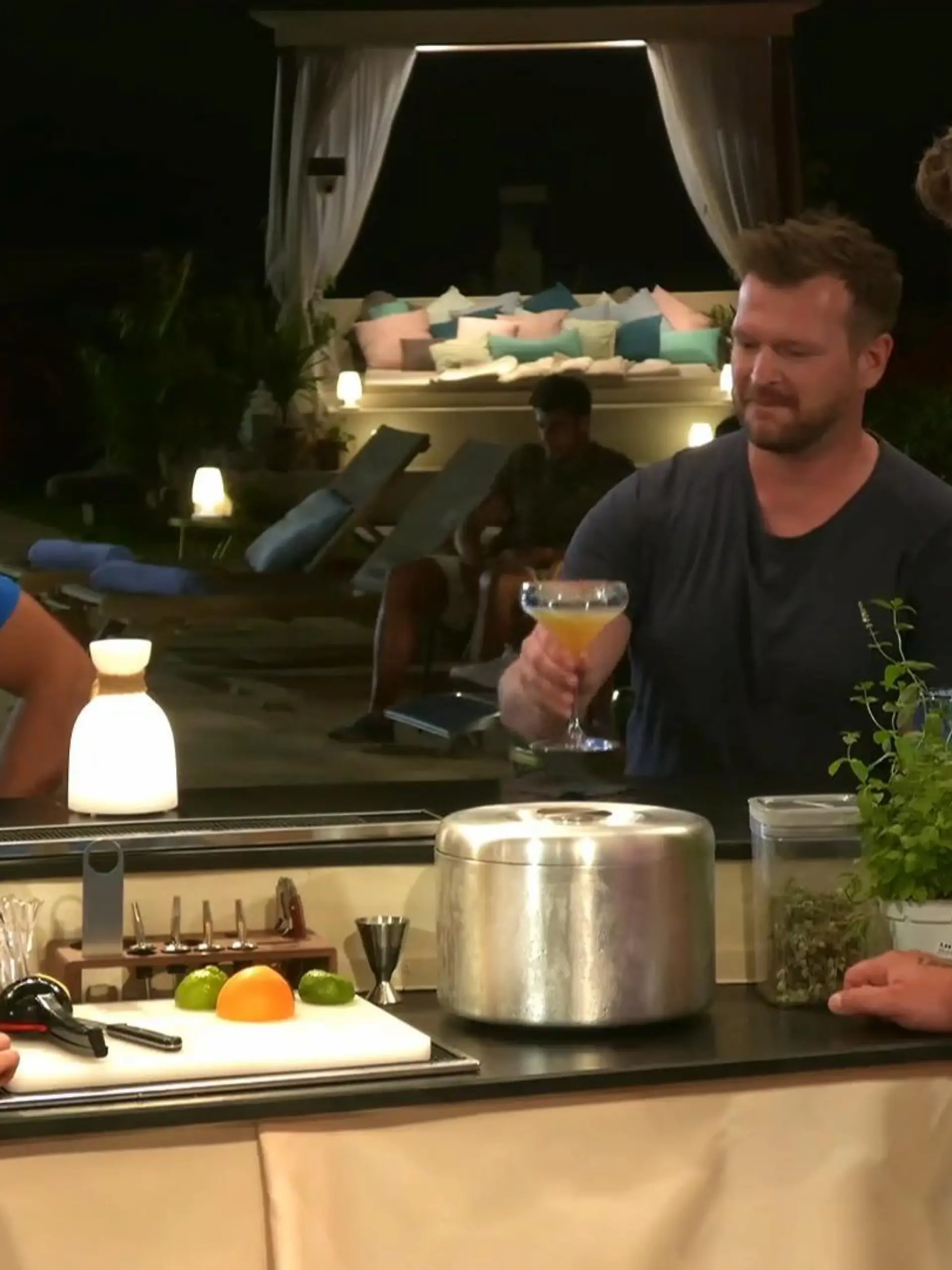 Bild zu: "Max und David entdecken an der Pool-Bar, dass sie beide mit Sina hier waren."