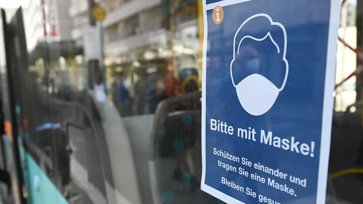 27.04.2020, Hessen, Frankfurt/Main: Ein Plakat mit der Aufschrift «Bitte mit Maske! Schützen Sie einander und tragen Sie eine Maske. Bleiben Sie gesund!» ist an der Haltestelle Konstabler Wache in einem Bus des Rhein-Main-Verkehrsverbunds angebracht. Foto: Arne Dedert/dpa +++ dpa-Bildfunk +++