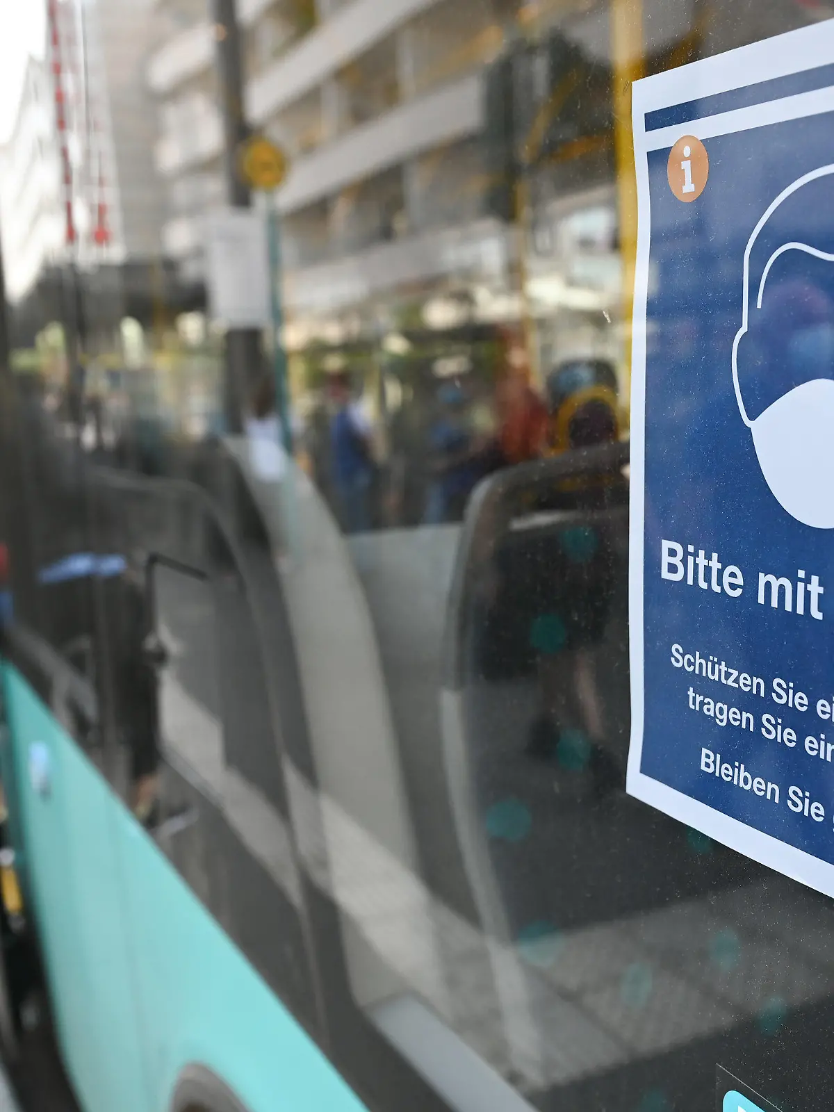 27.04.2020, Hessen, Frankfurt/Main: Ein Plakat mit der Aufschrift «Bitte mit Maske! Schützen Sie einander und tragen Sie eine Maske. Bleiben Sie gesund!» ist an der Haltestelle Konstabler Wache in einem Bus des Rhein-Main-Verkehrsverbunds angebracht. Foto: Arne Dedert/dpa +++ dpa-Bildfunk +++