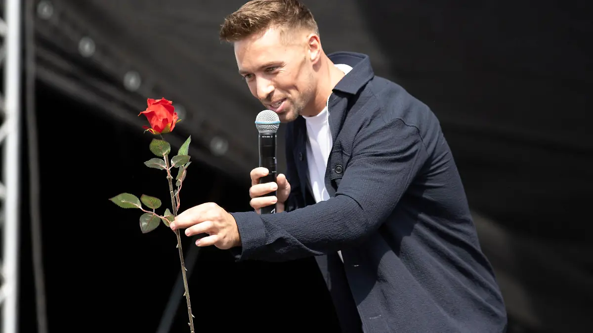 Entertainment Bilder des Tages Lieblingslieder - Deutschlands größtes Ohrwurm-Spektakel Unterhaltung: Lieblingslieder am 06.08.2022 in Bonn Nordrhein-Westfalen. Ramon Roselly steht in Bonn auf der Bühne und hält eine rote Rose in der Hand Bonn Rheinaue Nordrhein-Westfalen Deutschland *** Favorite Songs Germanys biggest earworm spectacle entertainment favorite songs on 06 08 2022 in Bonn North Rhine Westphalia Ramon Roselly stands on stage in Bonn holding a red rose in his hand Bonn Rheinaue North Rhine Westphalia Germany Copyright: xMarcoxSteinbrenner/Kirchner-Mediax