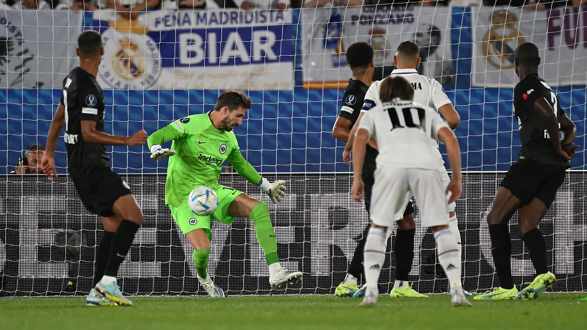 10.08.2022, xjhx, Fussball UEFA Supercup 2022, Eintracht Frankfurt - Real Madrid emspor, v.l. Kevin Trapp Eintracht Frankfurt Karim Benzema Real Madrid Luka Modric Real Madrid DFL/DFB REGULATIONS PROHIBIT ANY USE OF PHOTOGRAPHS as IMAGE SEQUENCES and/or QUASI-VIDEO Helsinki *** 10 08 2022, xjhx, football UEFA Supercup 2022, Eintracht Frankfurt Real Madrid emspor, v l Kevin Trapp Eintracht Frankfurt Karim Benzema Real Madrid Luka Modric Real Madrid DFL DFB REGULATIONS PROHIBIT ANY USE OF PHOTOGRAPHS as IMAGE SEQUENCES and or QUASI VIDEO Helsinki