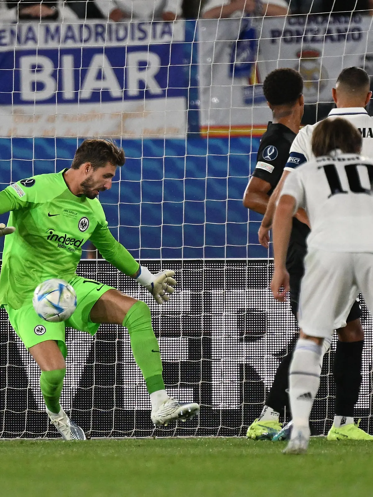 10.08.2022, xjhx, Fussball UEFA Supercup 2022, Eintracht Frankfurt - Real Madrid emspor, v.l. Kevin Trapp Eintracht Frankfurt Karim Benzema Real Madrid Luka Modric Real Madrid DFL/DFB REGULATIONS PROHIBIT ANY USE OF PHOTOGRAPHS as IMAGE SEQUENCES and/or QUASI-VIDEO Helsinki *** 10 08 2022, xjhx, football UEFA Supercup 2022, Eintracht Frankfurt Real Madrid emspor, v l Kevin Trapp Eintracht Frankfurt Karim Benzema Real Madrid Luka Modric Real Madrid DFL DFB REGULATIONS PROHIBIT ANY USE OF PHOTOGRAPHS as IMAGE SEQUENCES and or QUASI VIDEO Helsinki 