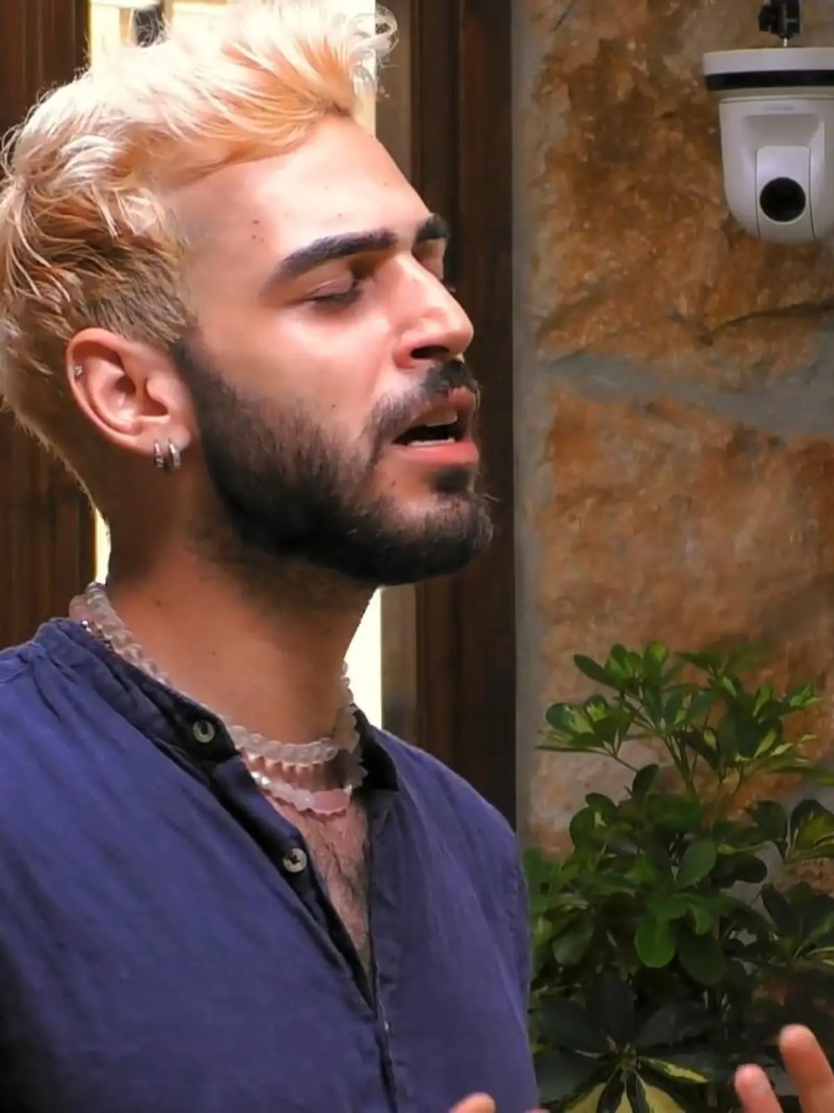 Bild zu: ""First Dates Hotel" Rezeptionsdame Aline bittet Fatih um ein Lied."