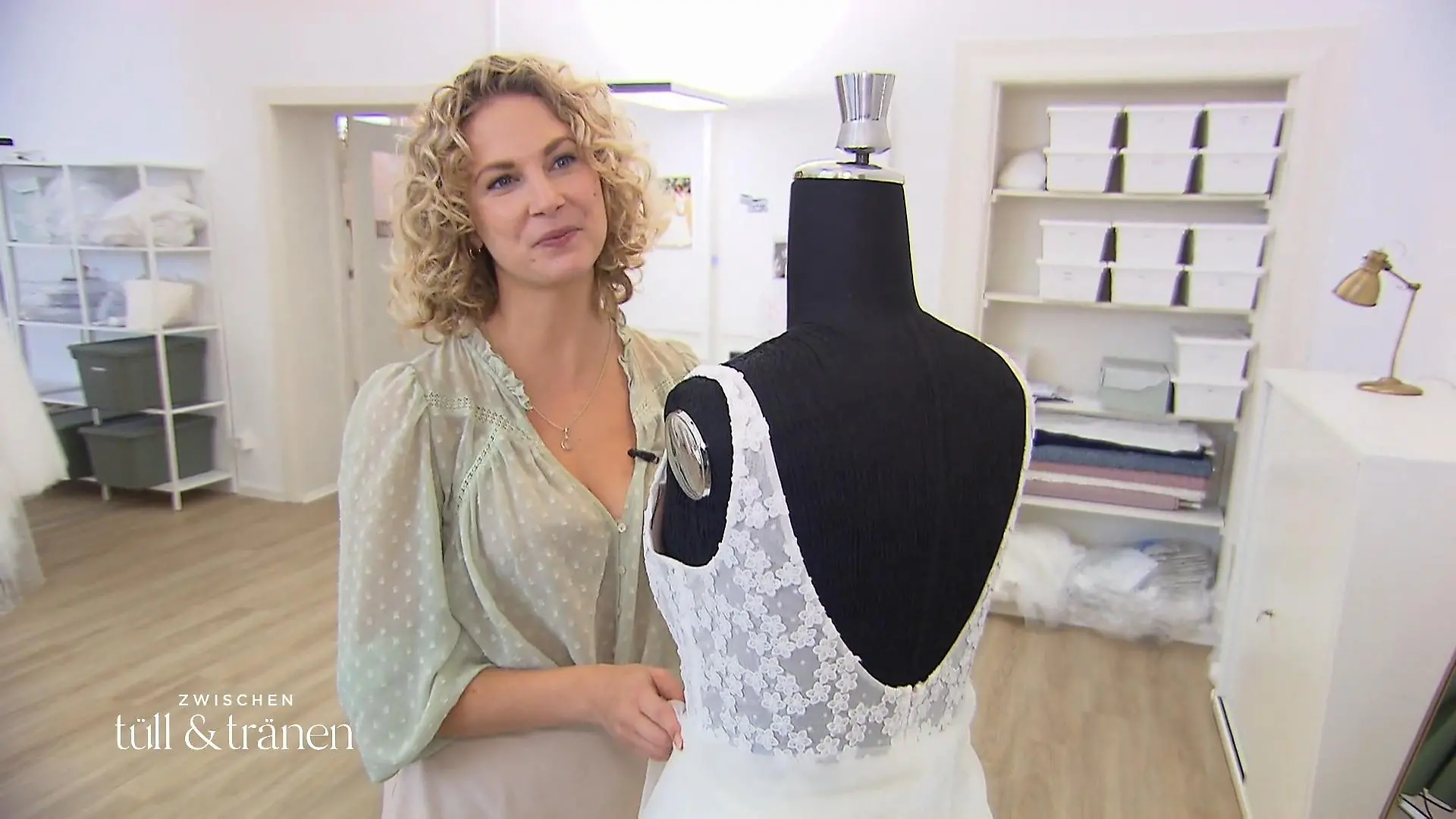 Sanna arbeitet an einer neuen Kollektion Brautkleider