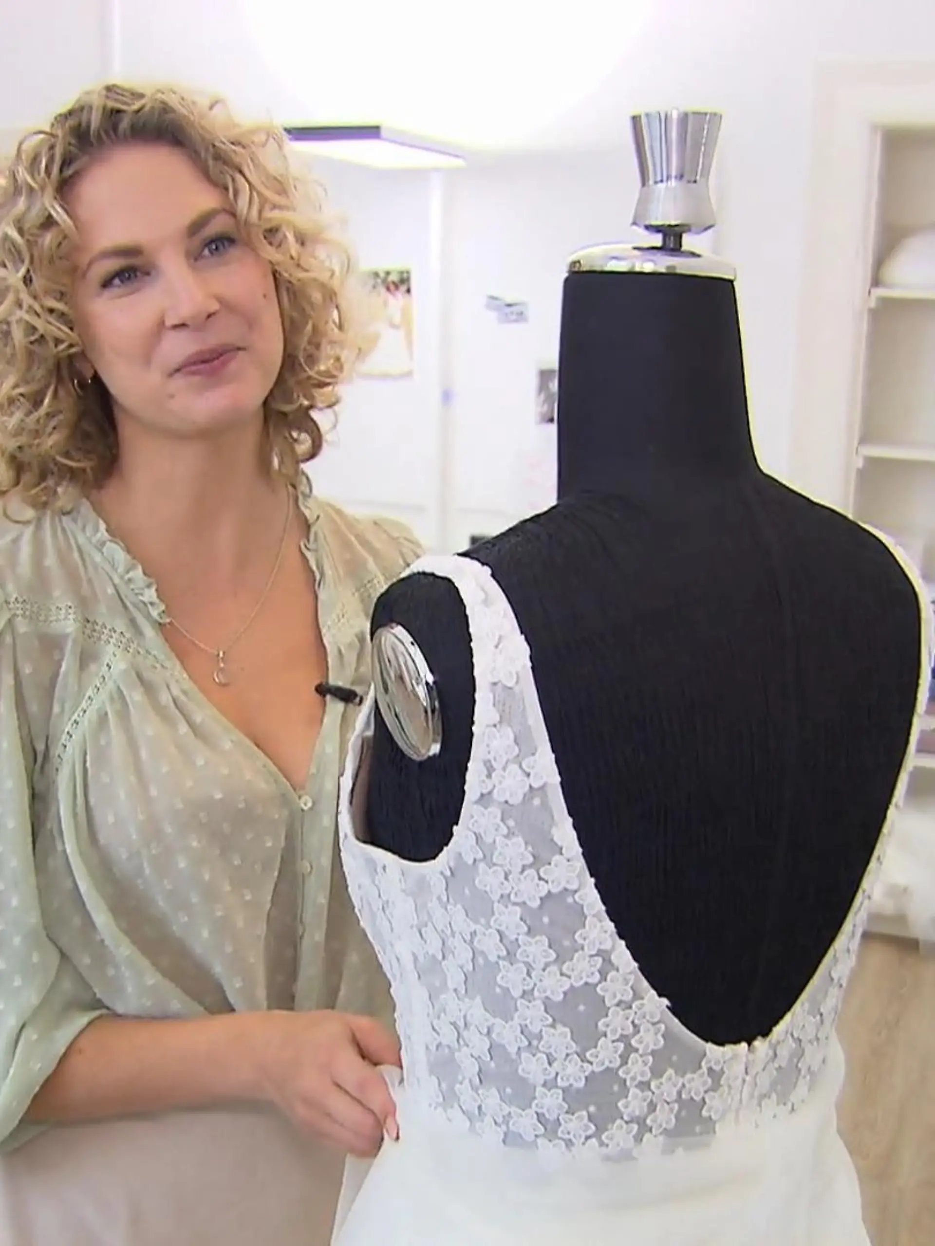 Bild zu: "Sanna arbeitet an einer neuen Kollektion"