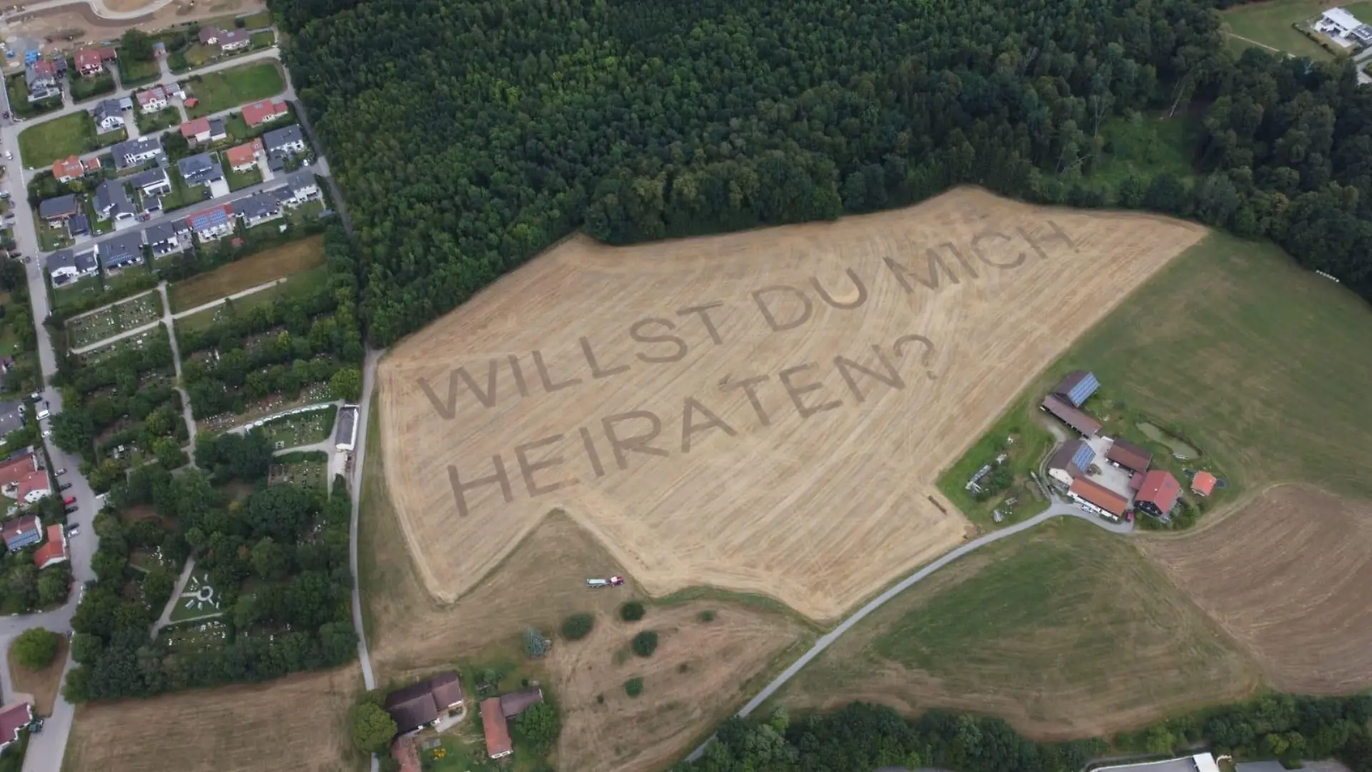 Mit dem Traktor in das Weizenfeld gefräst.