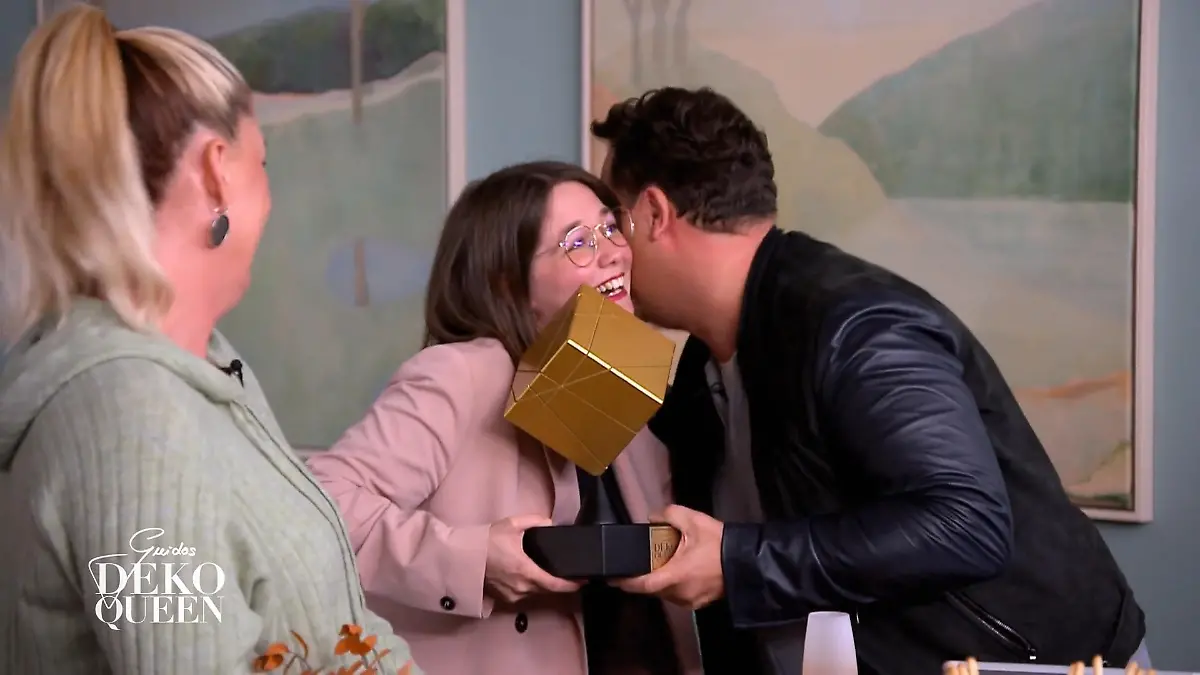 Light it up - Guido verkündet die Siegerin Lena bekommt den Pokal