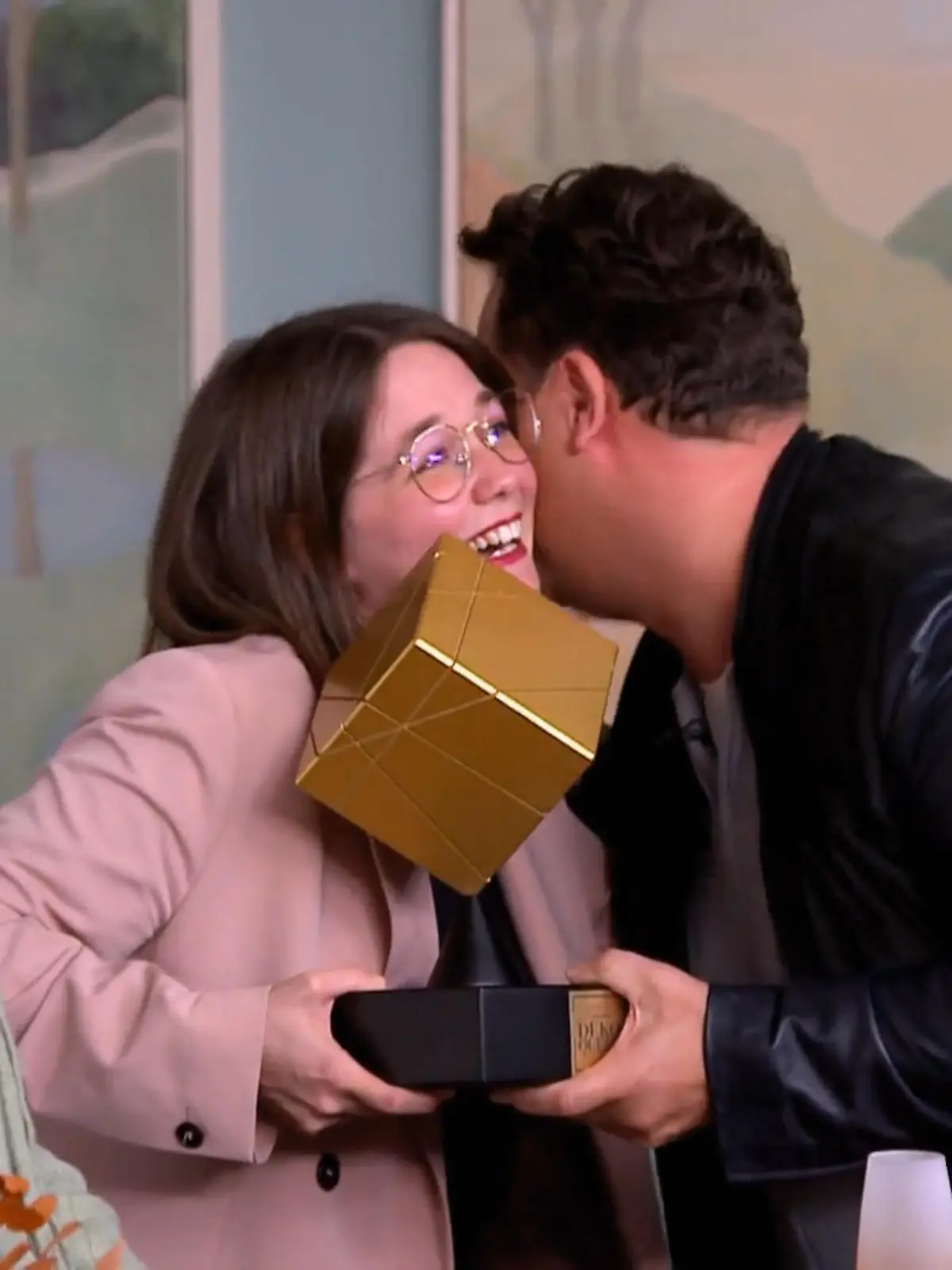 Bild zu: "Light it up - Guido verkündet die Siegerin"